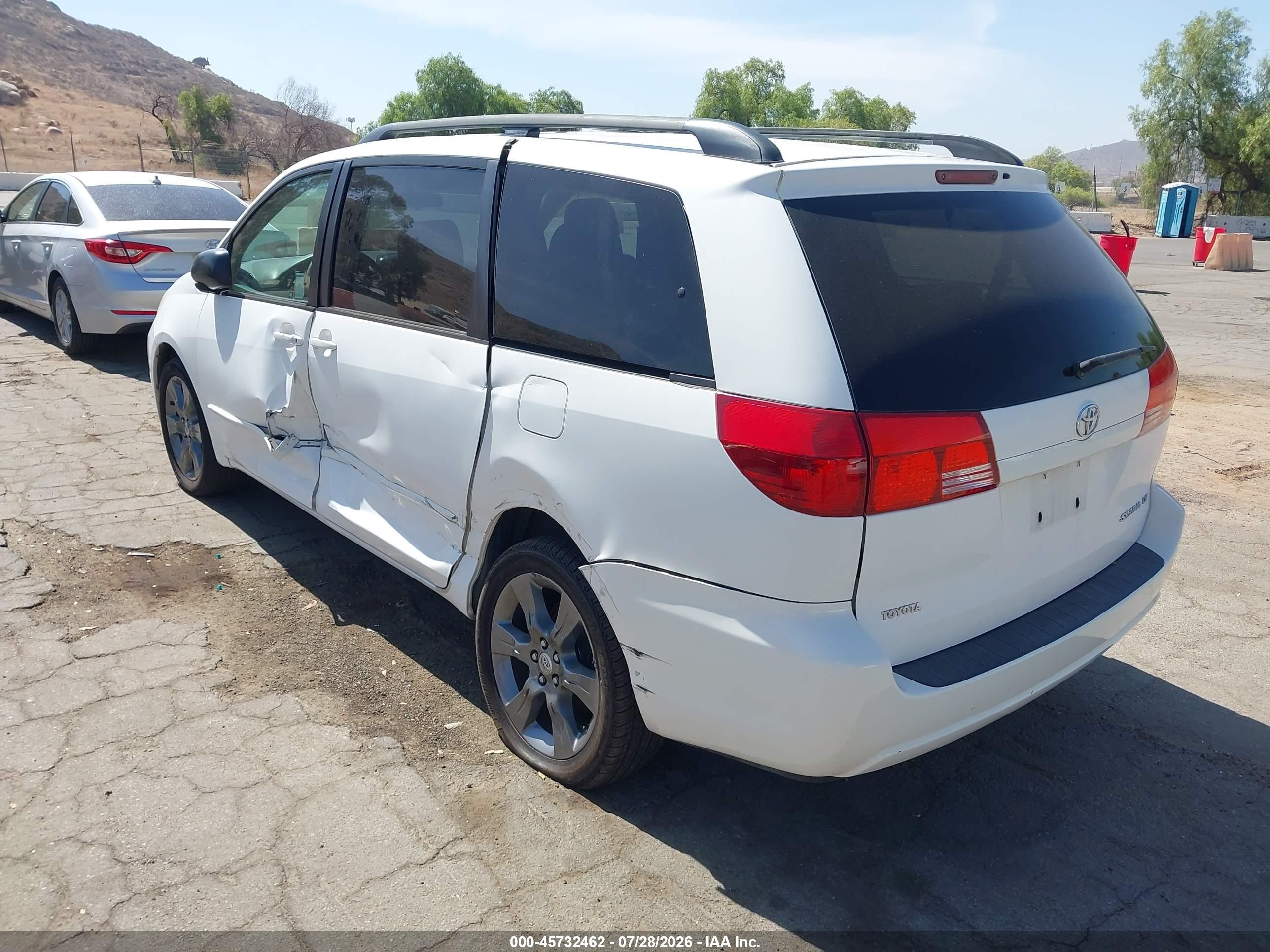 2004 Toyota Sienna Le White vin: 5TDZA23C44S014623