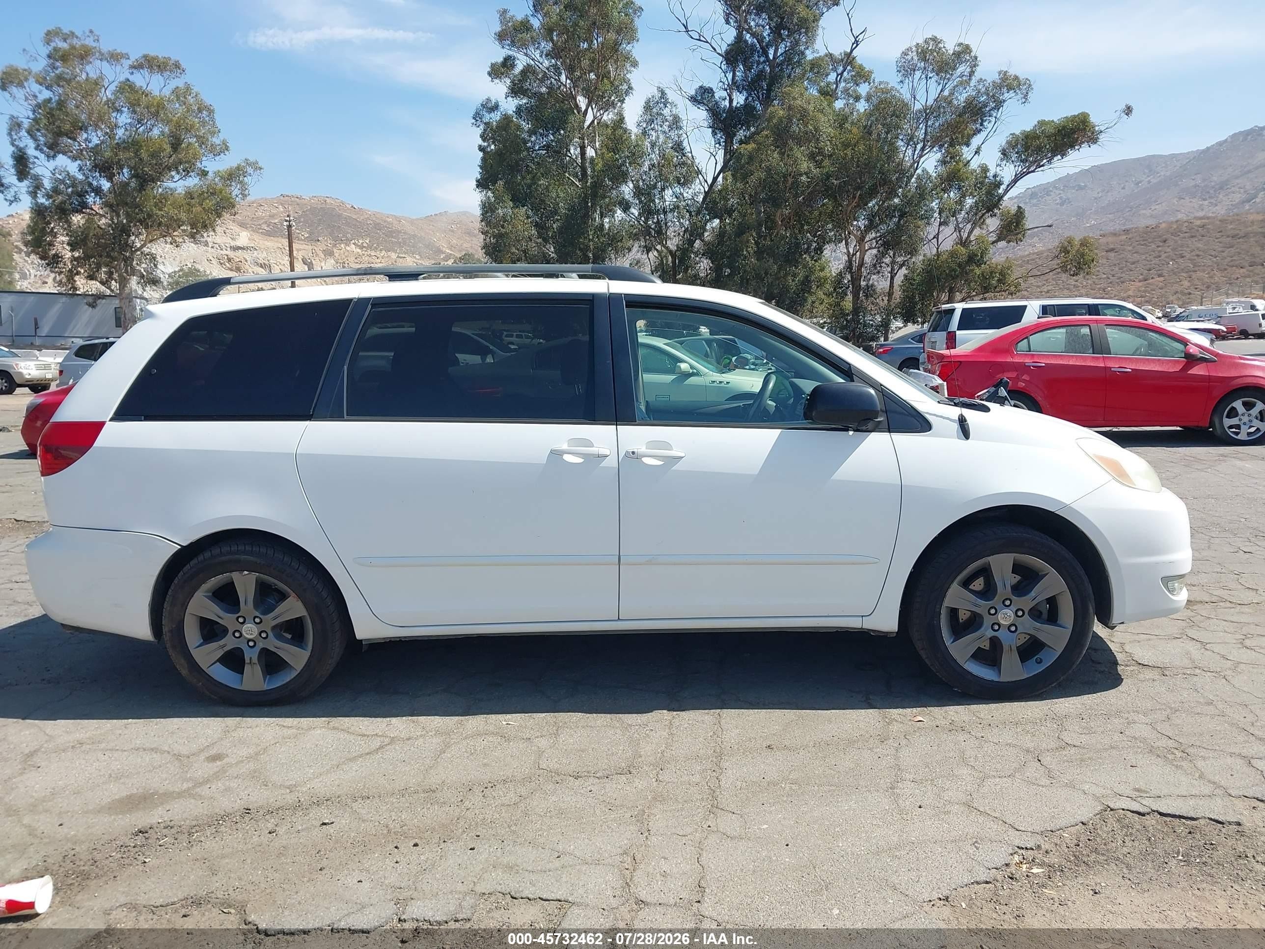 2004 Toyota Sienna Le White vin: 5TDZA23C44S014623