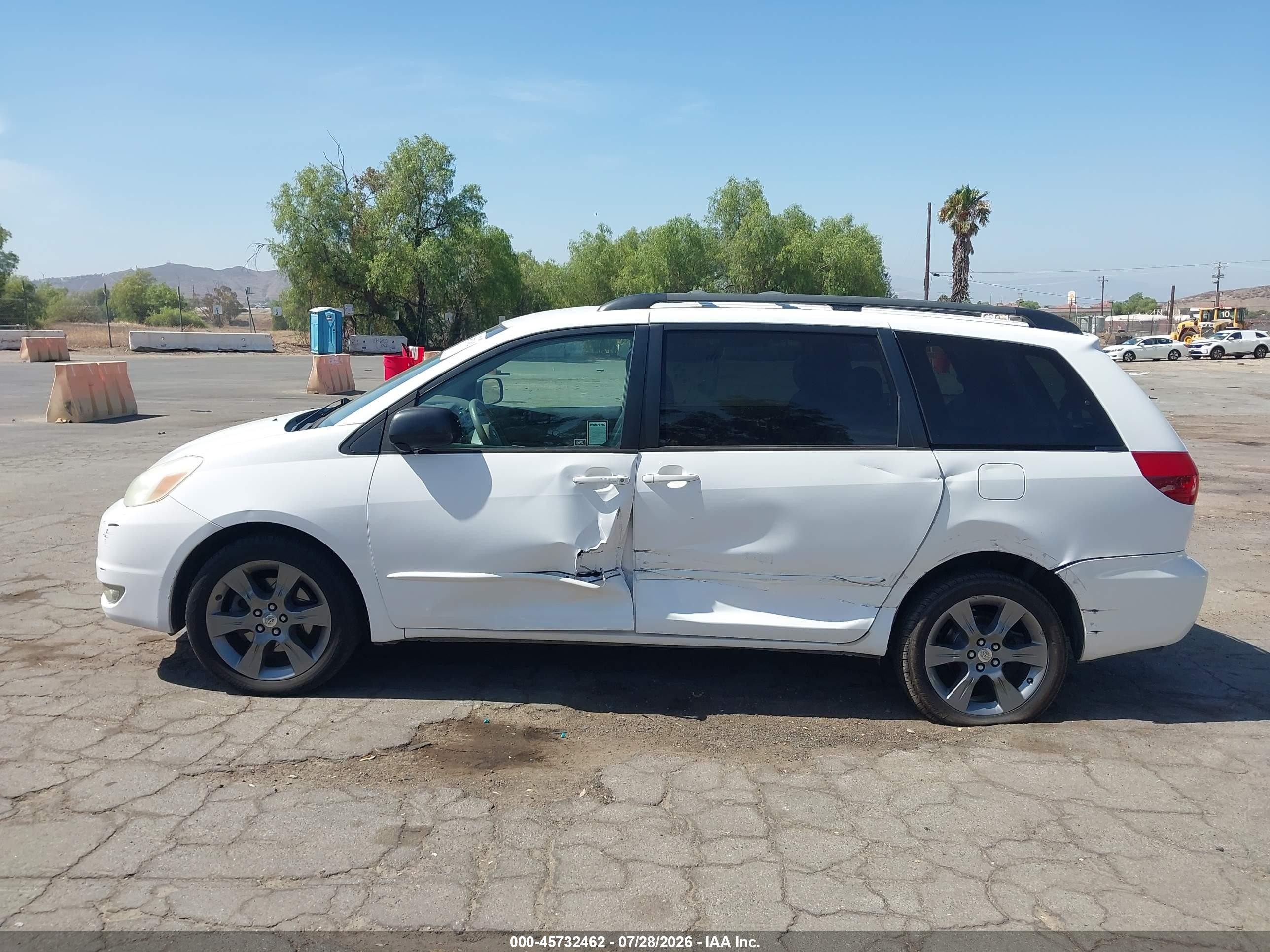 2004 Toyota Sienna Le White vin: 5TDZA23C44S014623