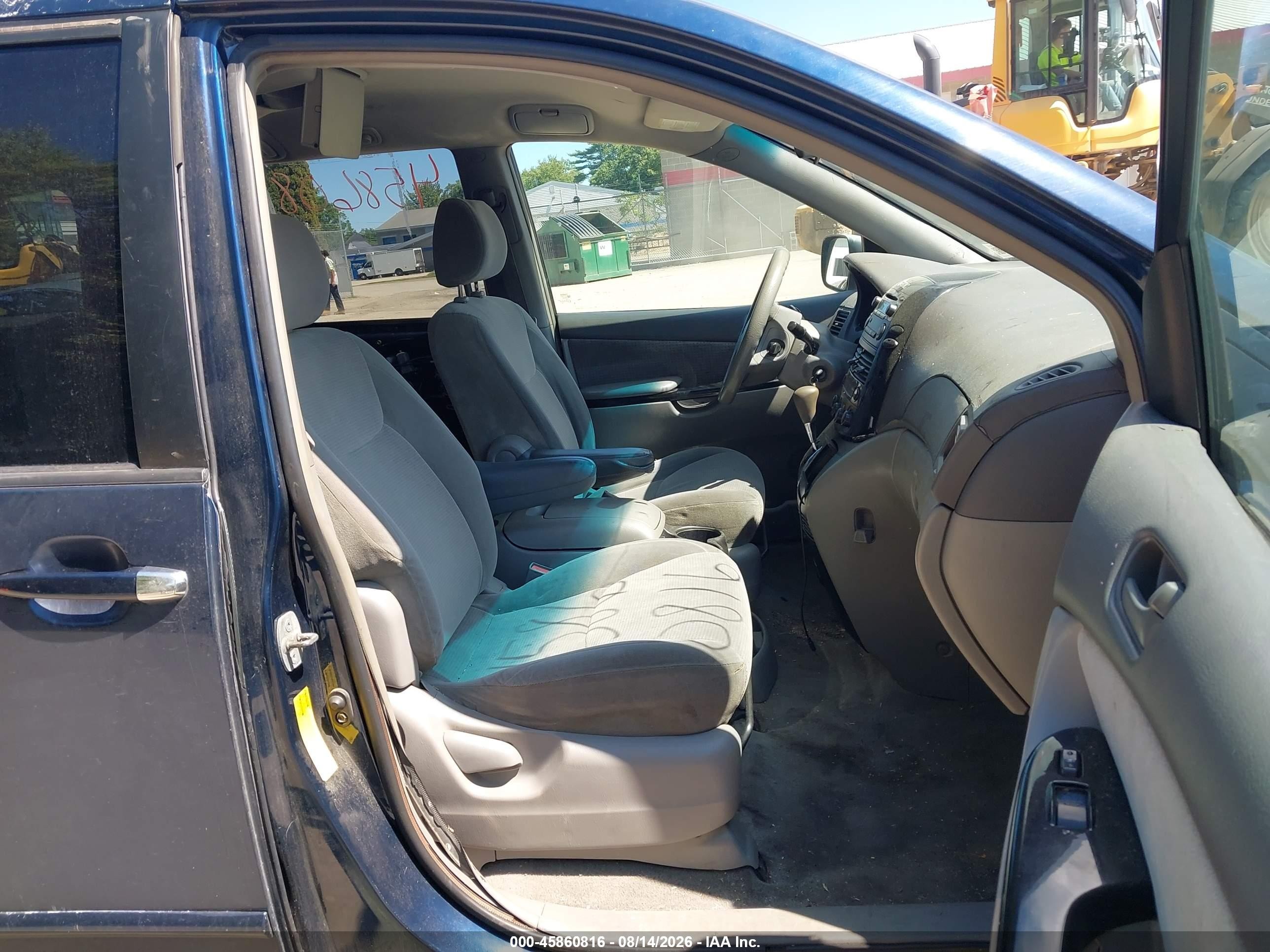 2004 Toyota Sienna Le Blue vin: 5TDZA23C44S027632