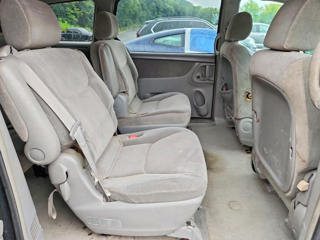 2004 Toyota Sienna Le 7 Passenger Синий vin: 5TDZA23C44S033947