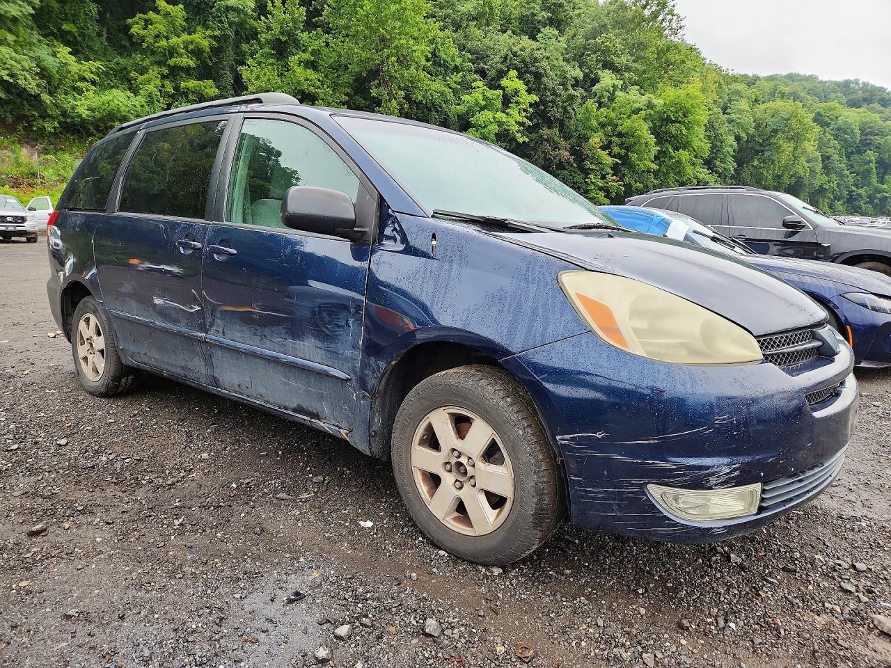 2004 Toyota Sienna Le 7 Passenger Синий vin: 5TDZA23C44S033947