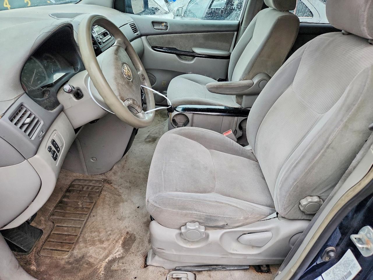 2004 Toyota Sienna Le 7 Passenger Синий vin: 5TDZA23C44S033947