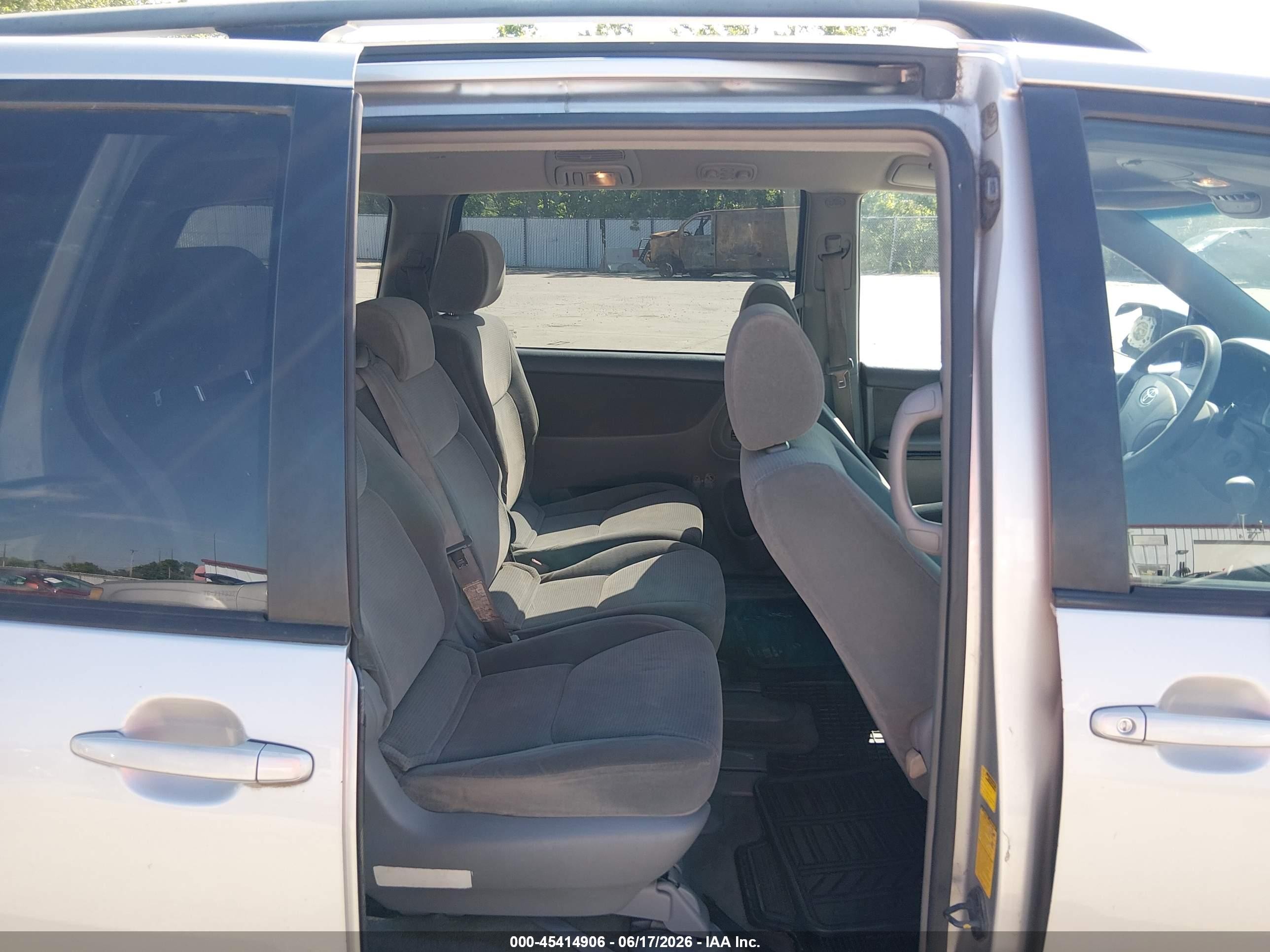 2004 Toyota Sienna Le Серый vin: 5TDZA23C44S038517