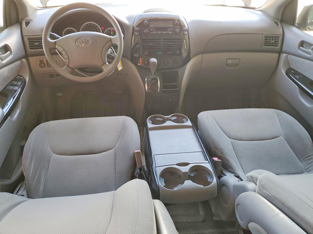 2004 Toyota Sienna Le 7 Passenger Silver vin: 5TDZA23C44S053776