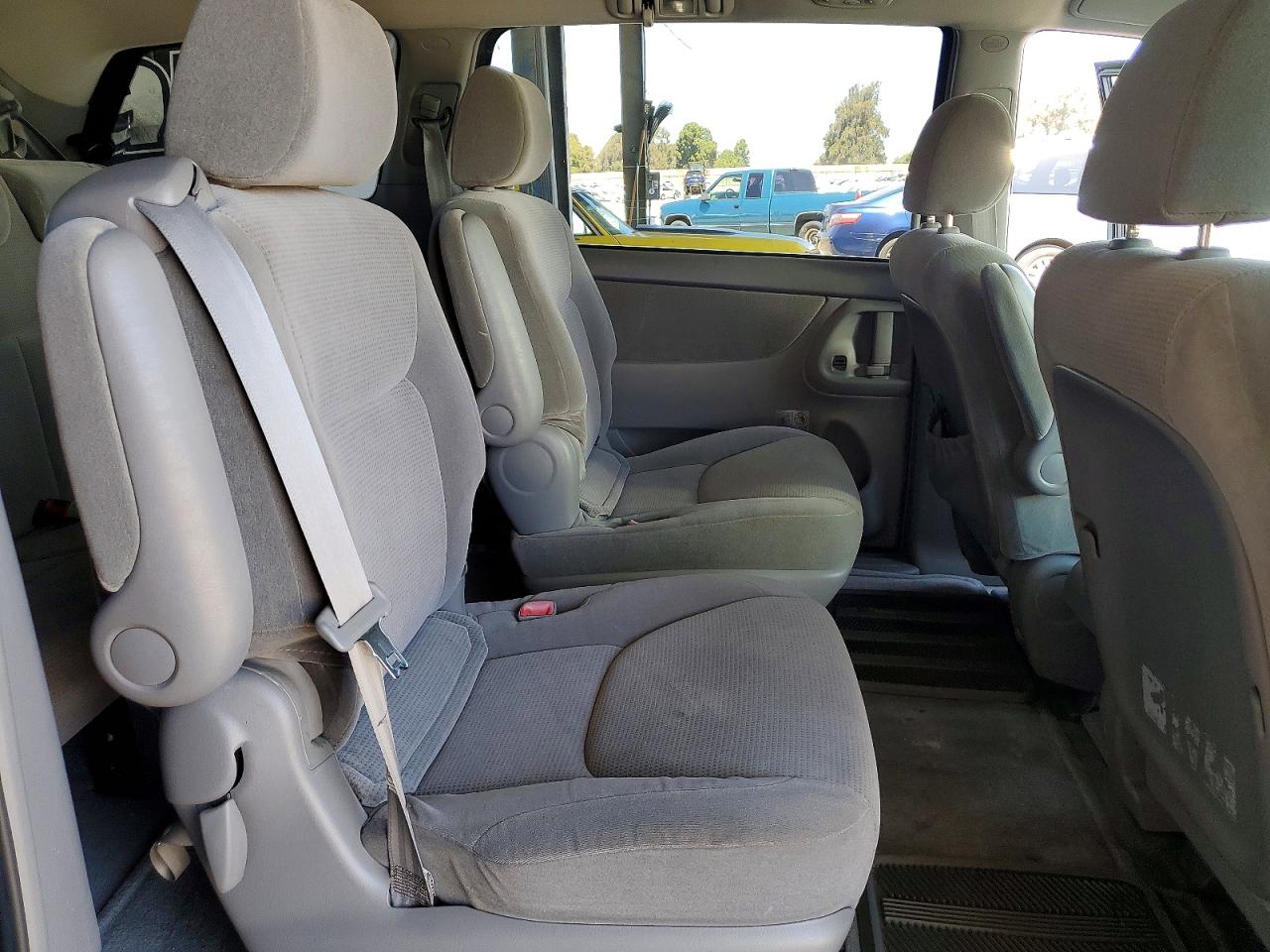 2004 Toyota Sienna Le 7 Passenger Silver vin: 5TDZA23C44S053776