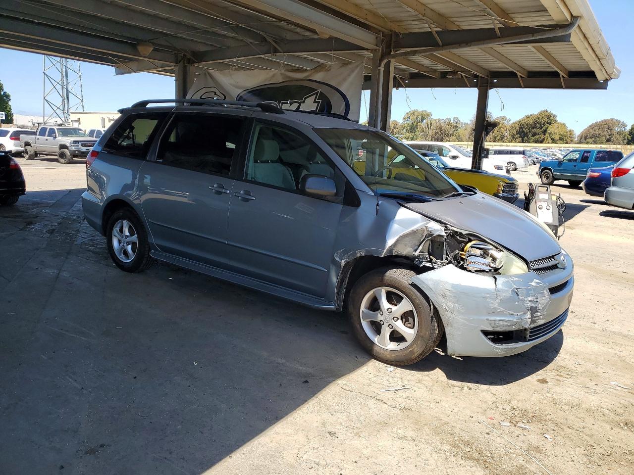 2004 Toyota Sienna Le 7 Passenger Silver vin: 5TDZA23C44S053776