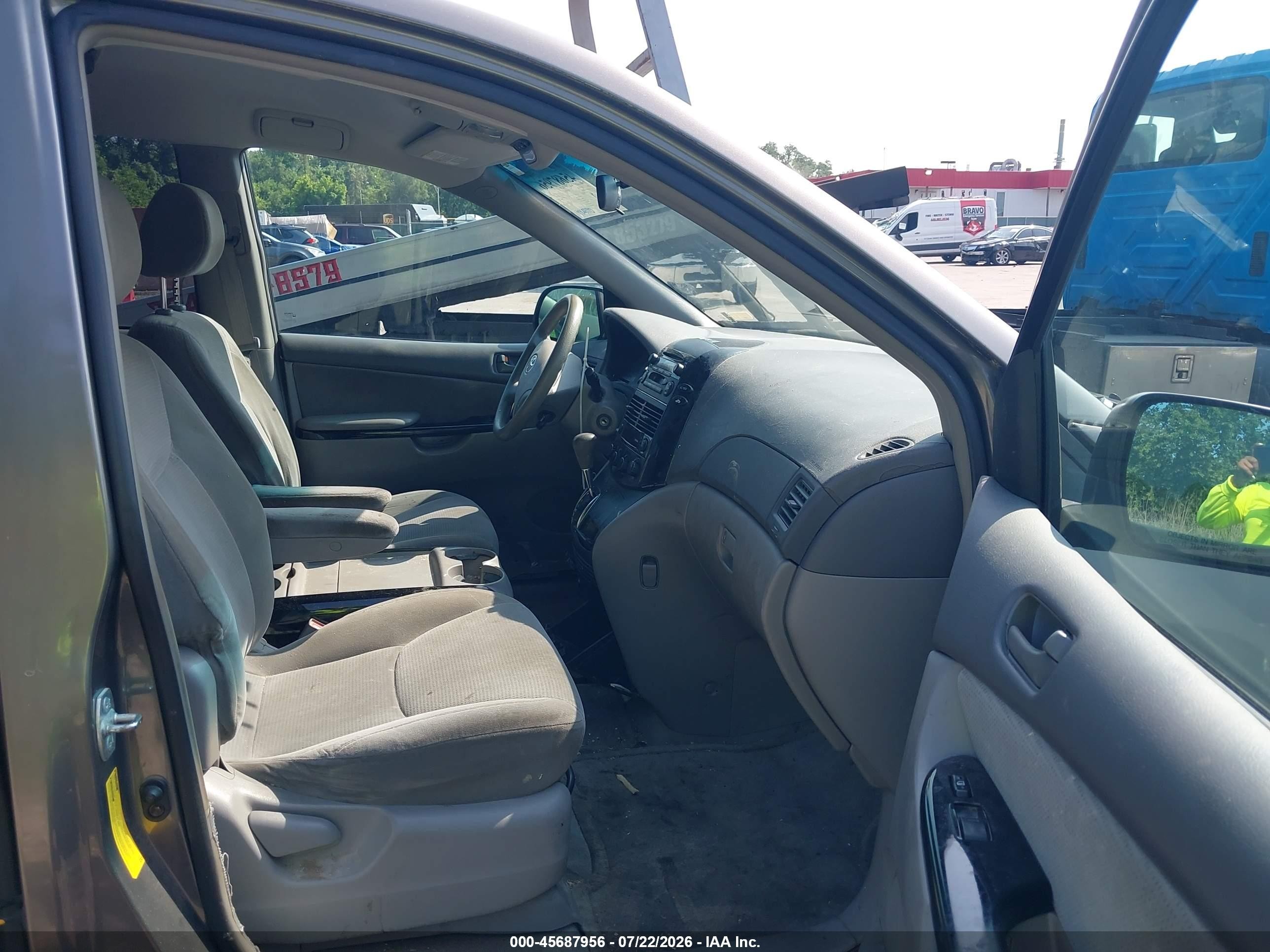 2004 Toyota Sienna Le Gray vin: 5TDZA23C44S092111