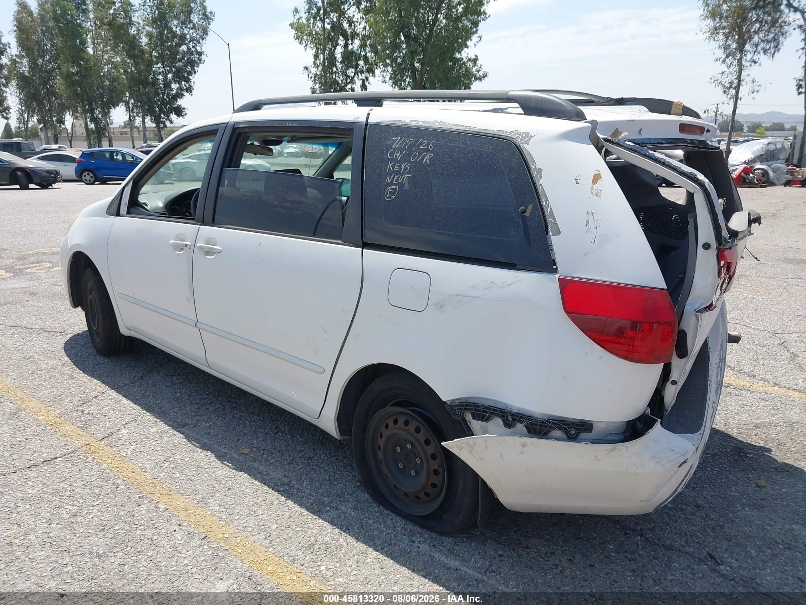 2004 Toyota Sienna Le White vin: 5TDZA23C44S100756