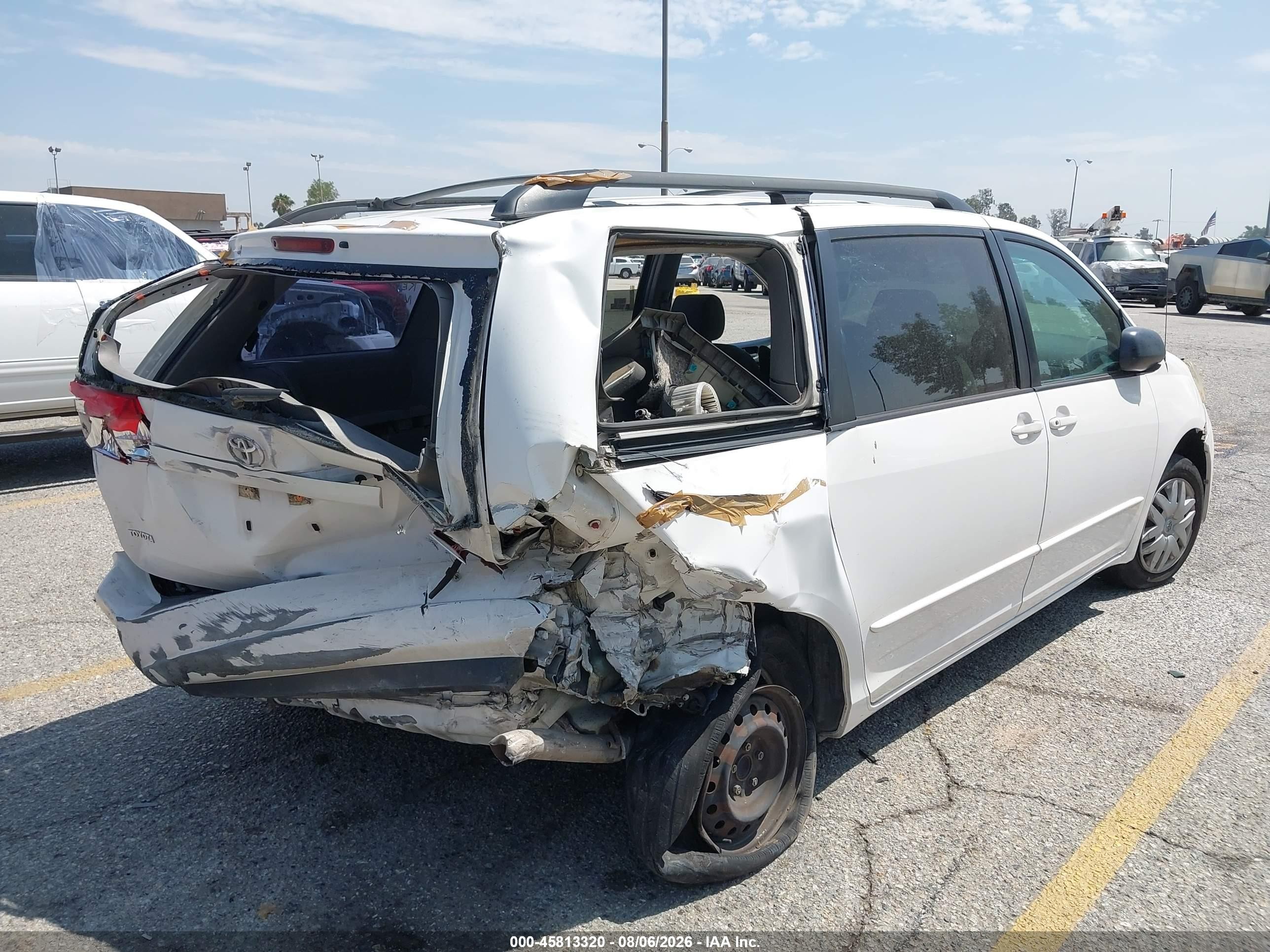 2004 Toyota Sienna Le White vin: 5TDZA23C44S100756