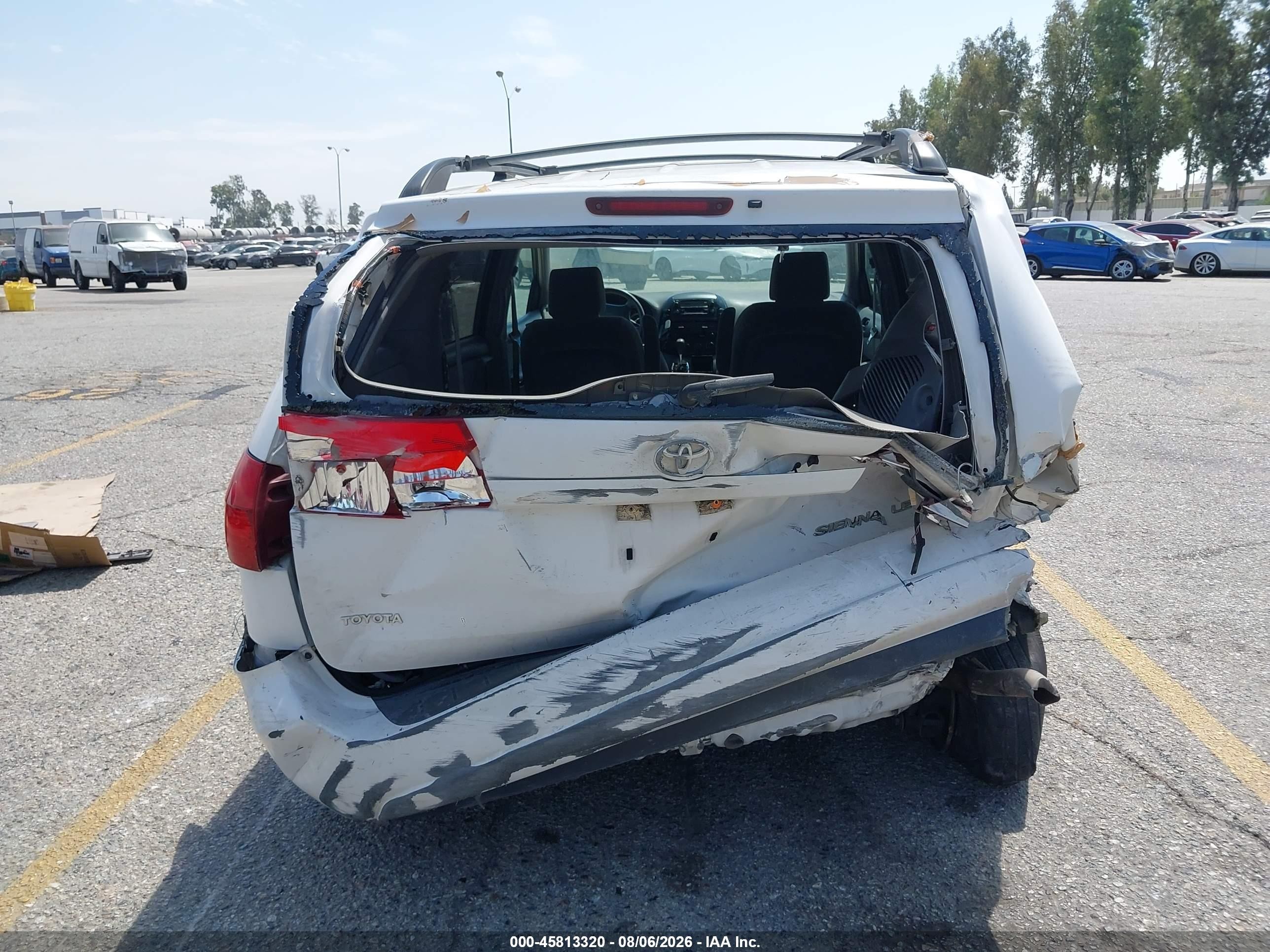 2004 Toyota Sienna Le White vin: 5TDZA23C44S100756