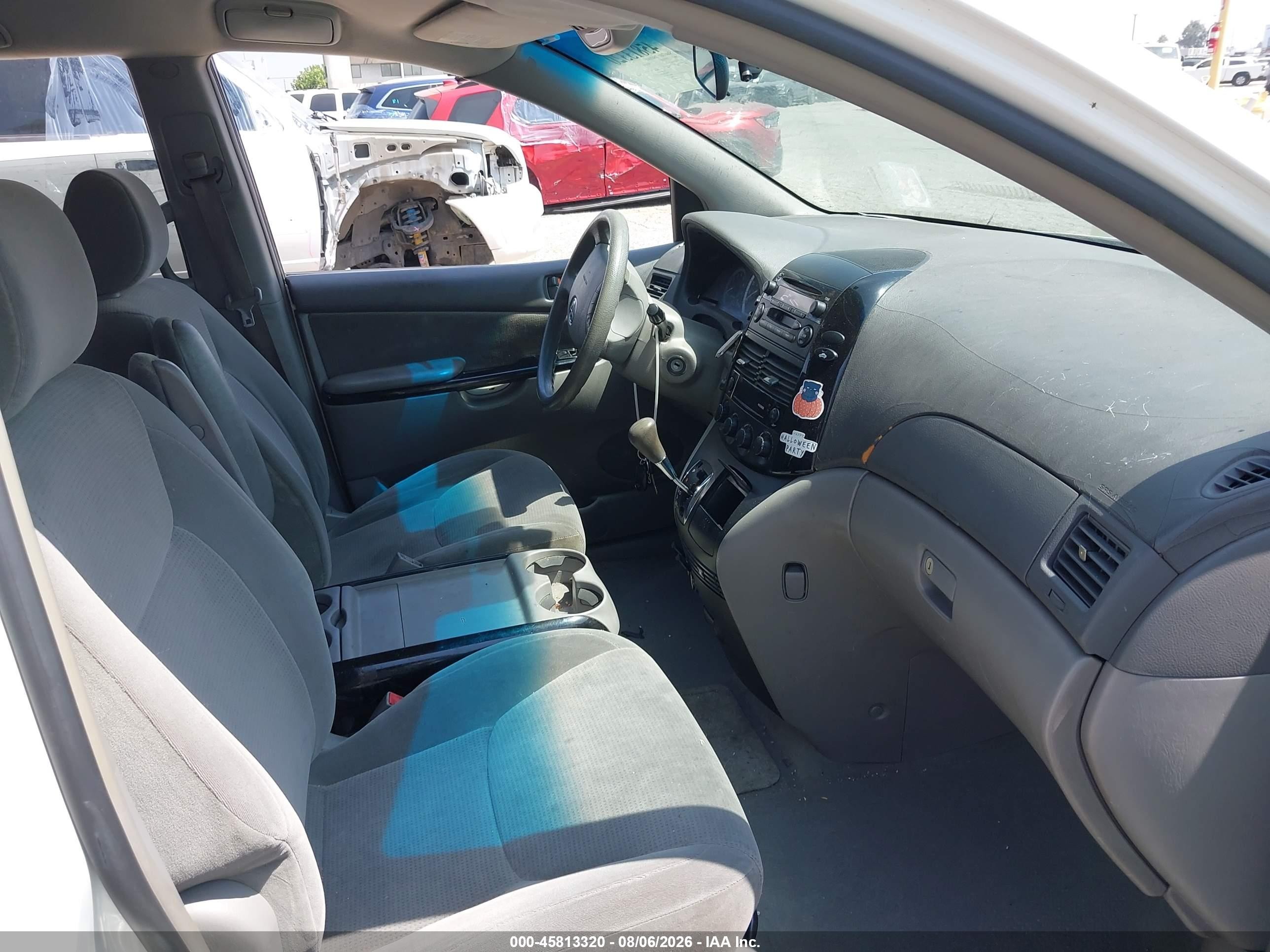 2004 Toyota Sienna Le White vin: 5TDZA23C44S100756