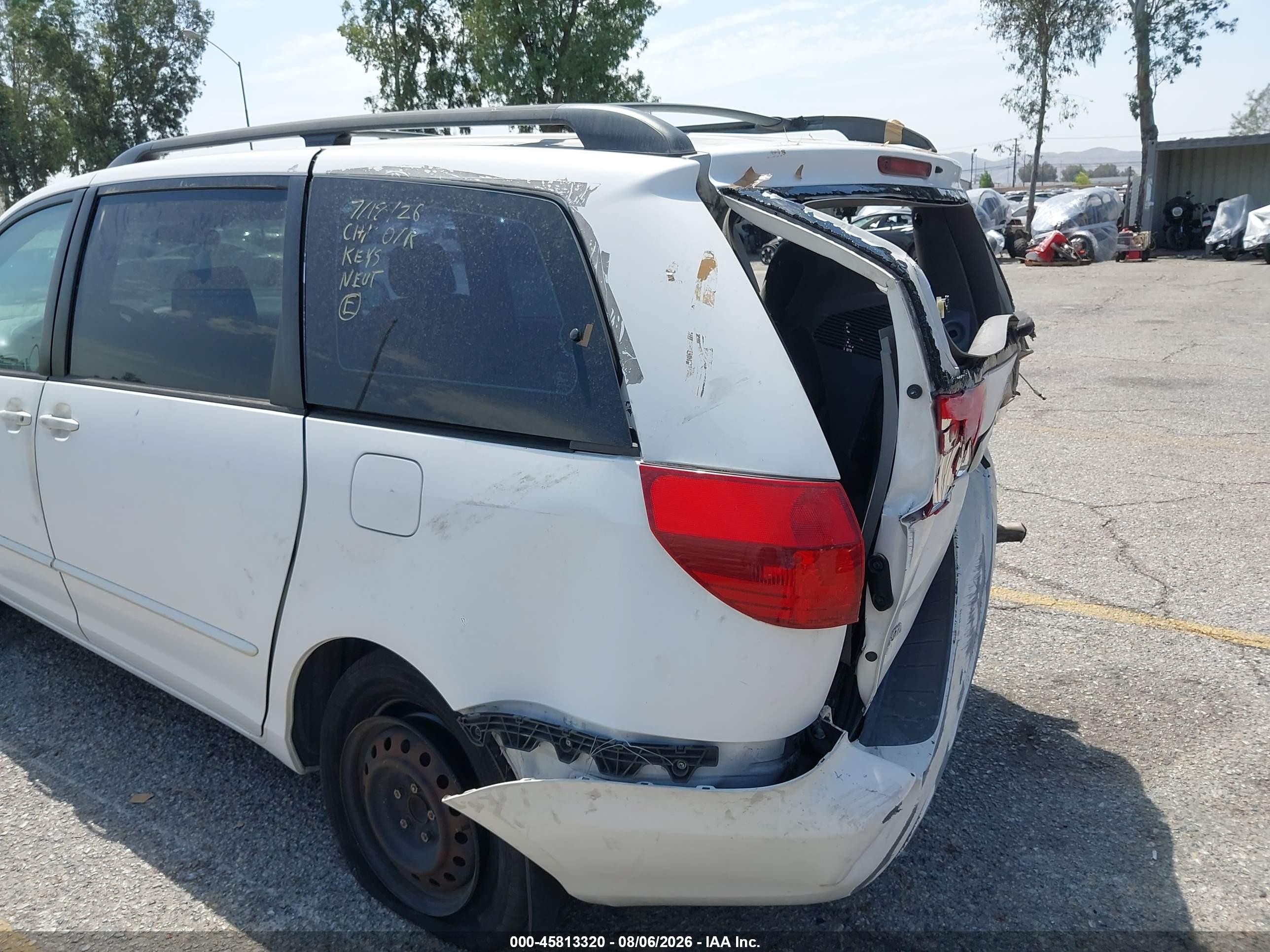 2004 Toyota Sienna Le White vin: 5TDZA23C44S100756