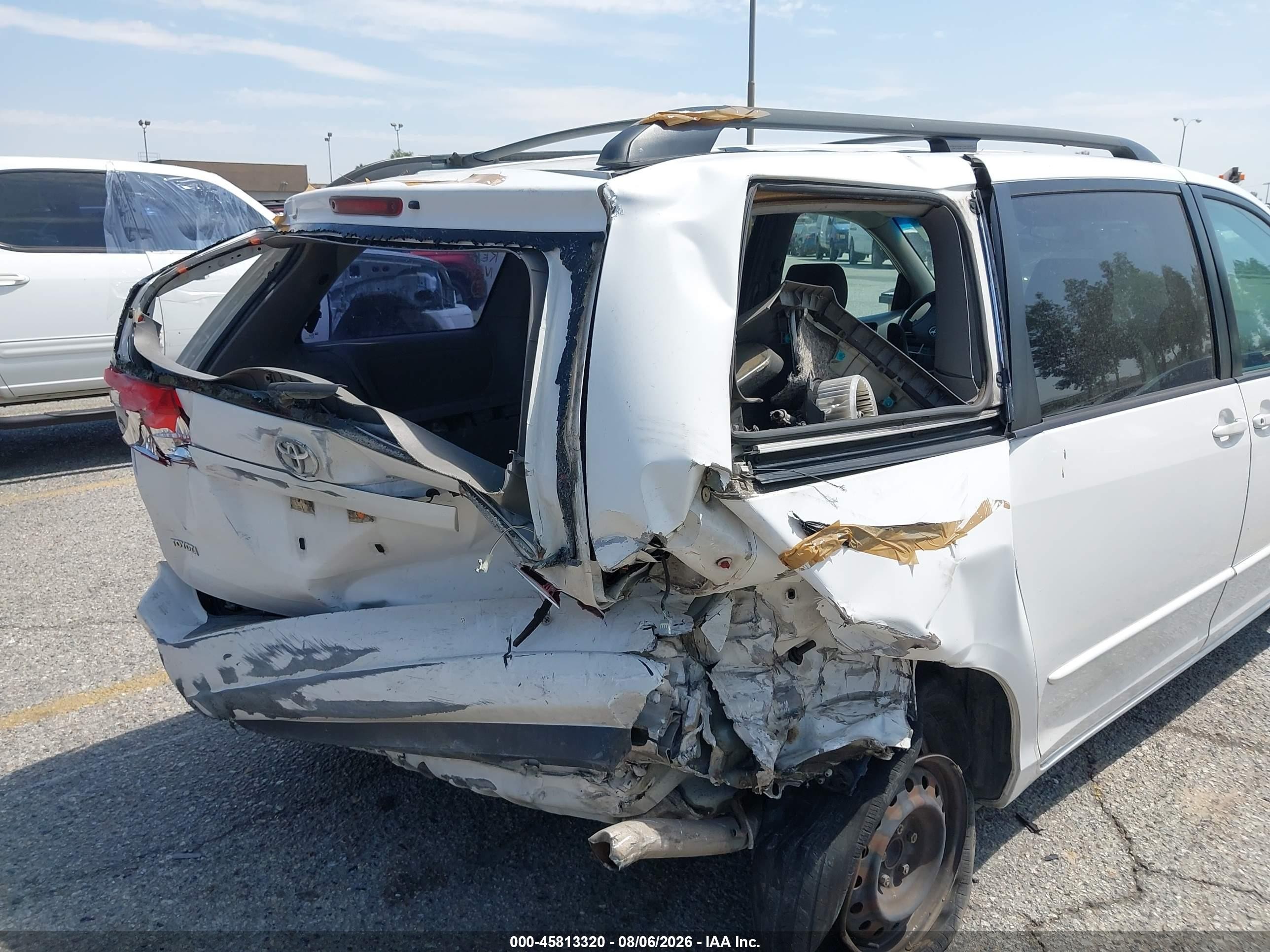 2004 Toyota Sienna Le White vin: 5TDZA23C44S100756