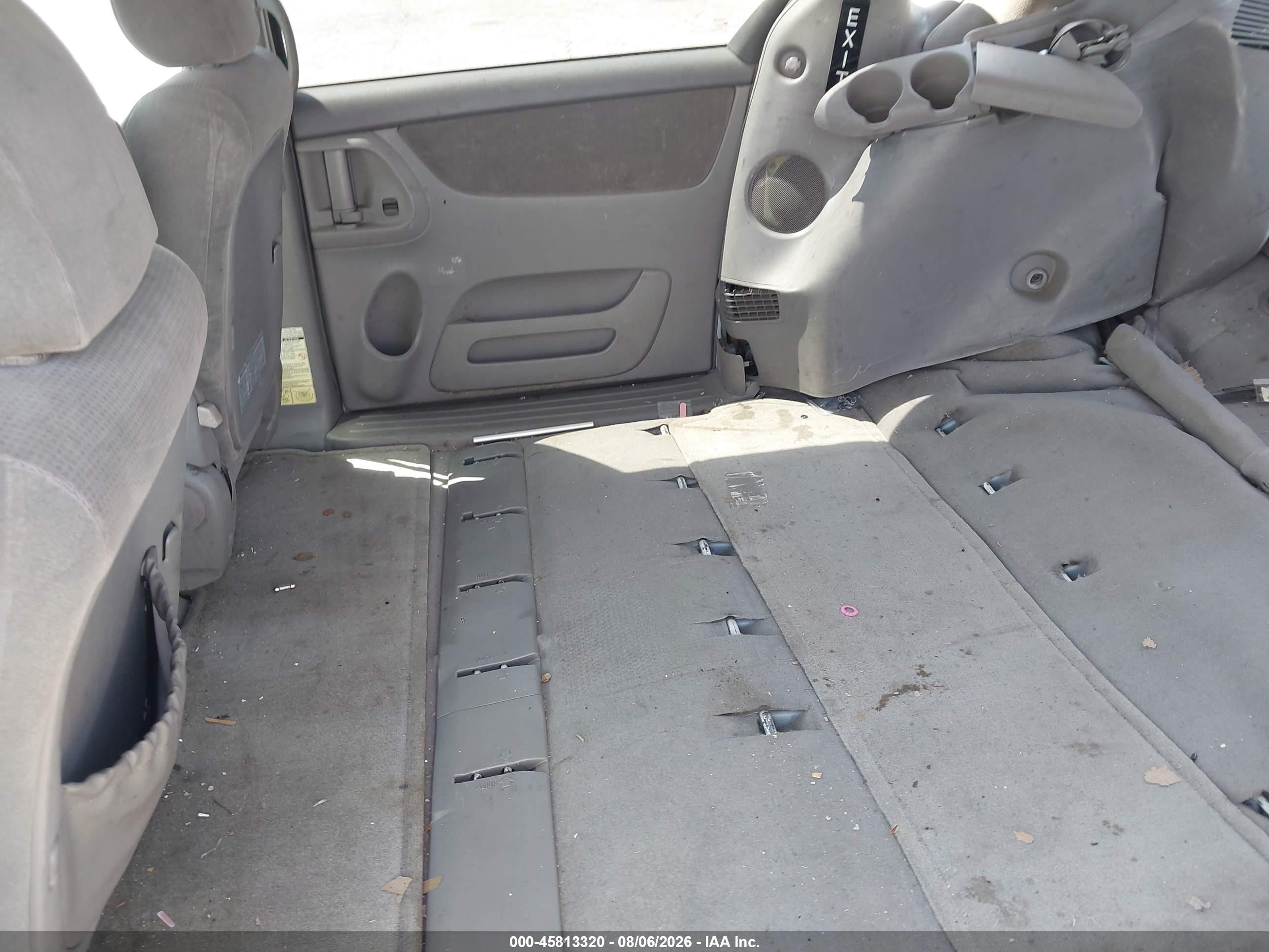 2004 Toyota Sienna Le White vin: 5TDZA23C44S100756
