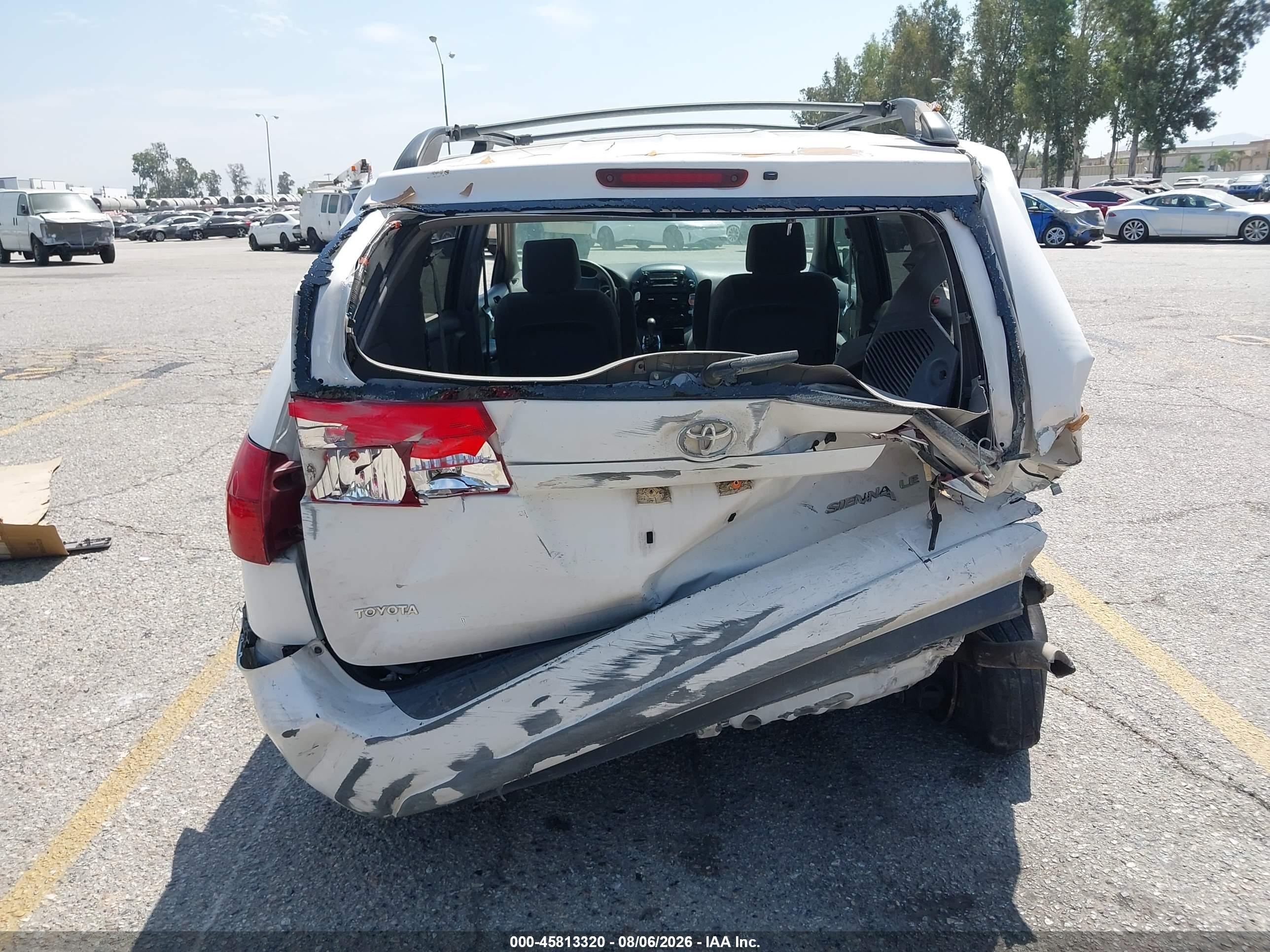 2004 Toyota Sienna Le White vin: 5TDZA23C44S100756