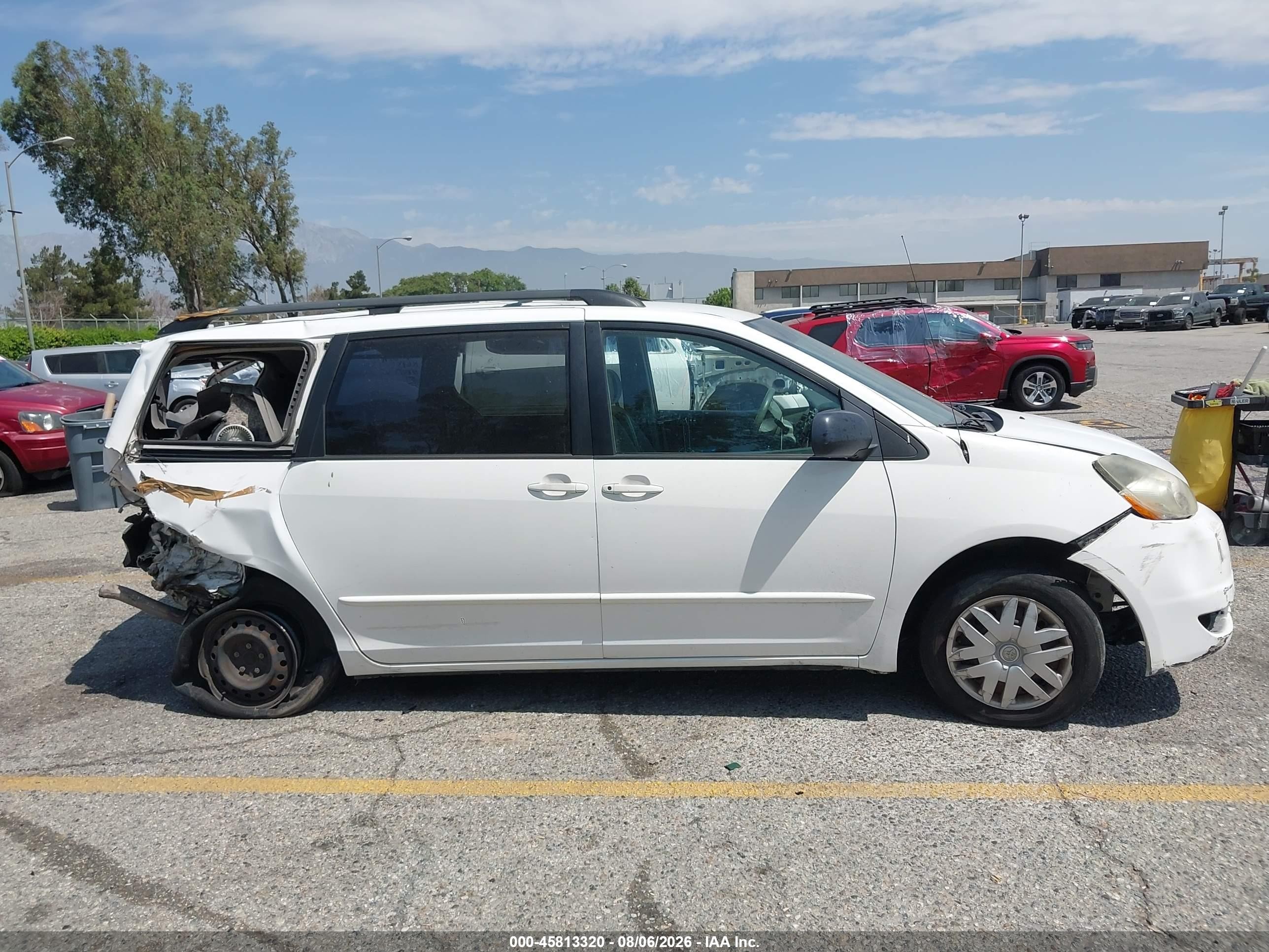 2004 Toyota Sienna Le White vin: 5TDZA23C44S100756