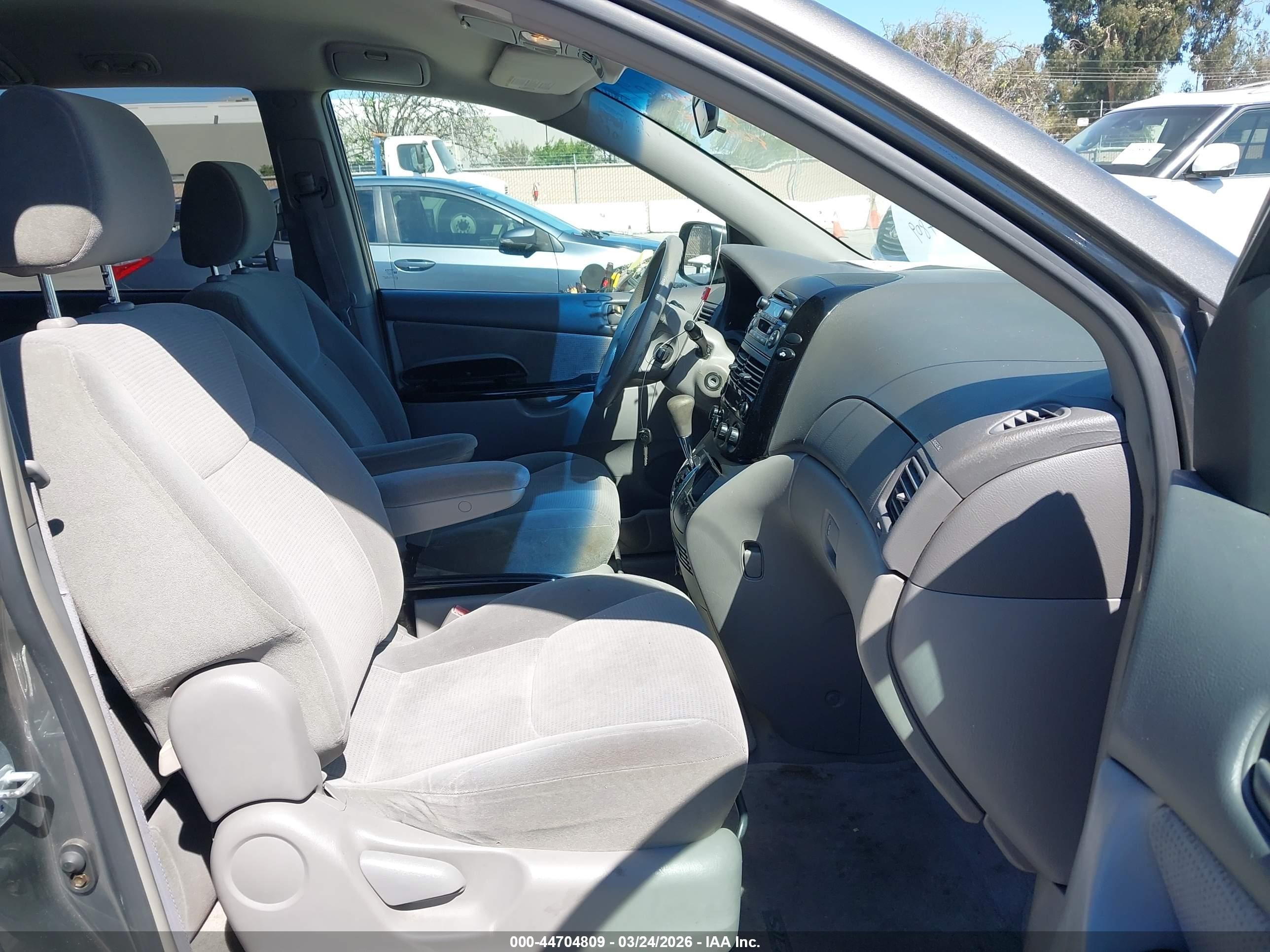 2004 Toyota Sienna Le Gray vin: 5TDZA23C44S125351