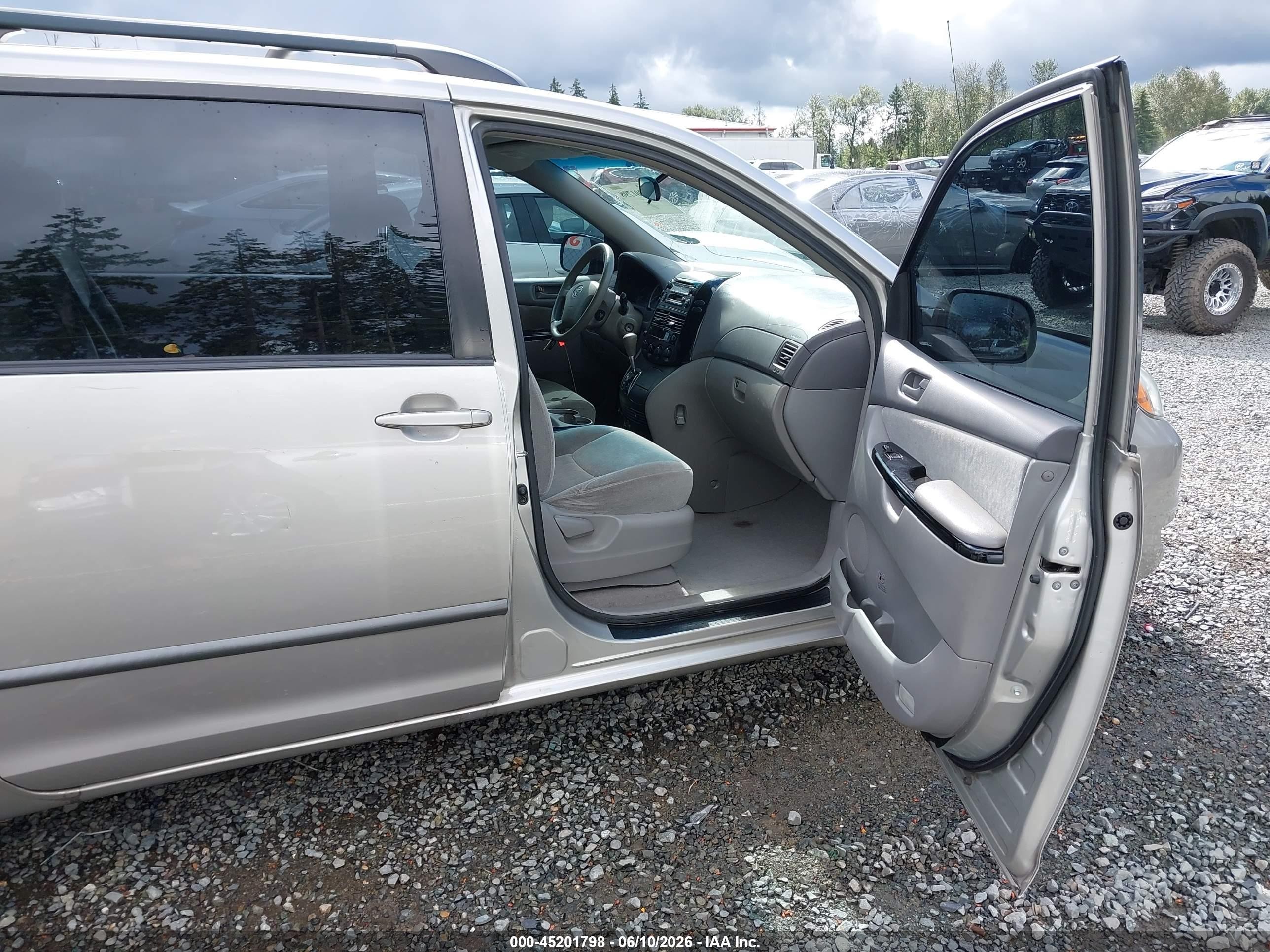 2004 Toyota Sienna Ce Серый vin: 5TDZA23C44S191401