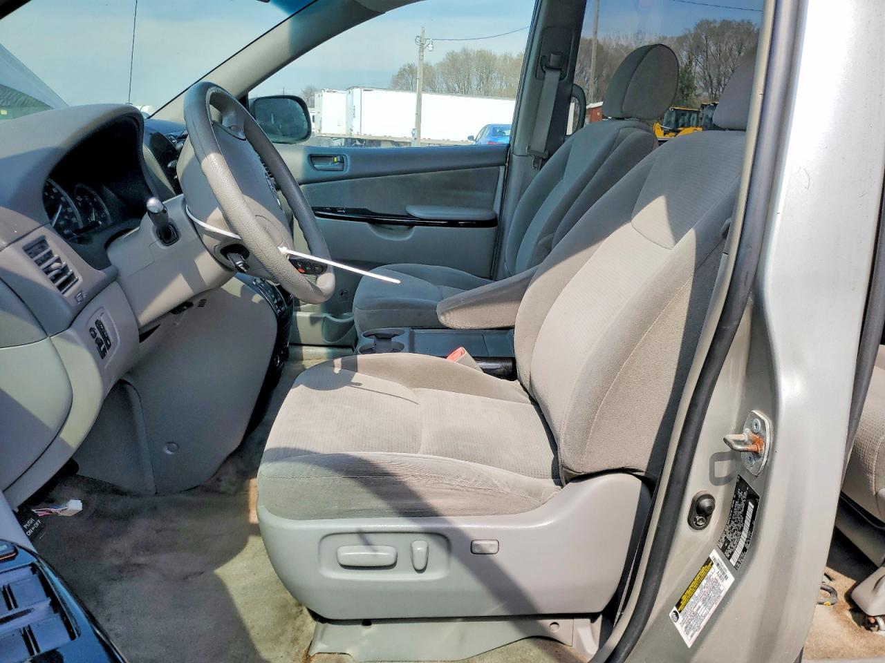 2005 Toyota Sienna Le 7 Passenger Silver vin: 5TDZA23C45S342142