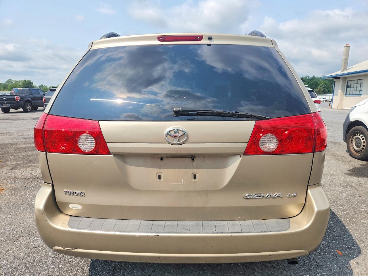 2006 Toyota Sienna Le 7 Passenger Золотой vin: 5TDZA23C46S520441