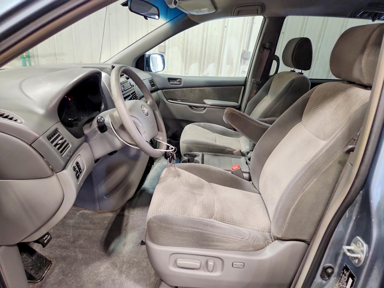 2006 Toyota Sienna Le 7 Passenger Blue vin: 5TDZA23C46S543315