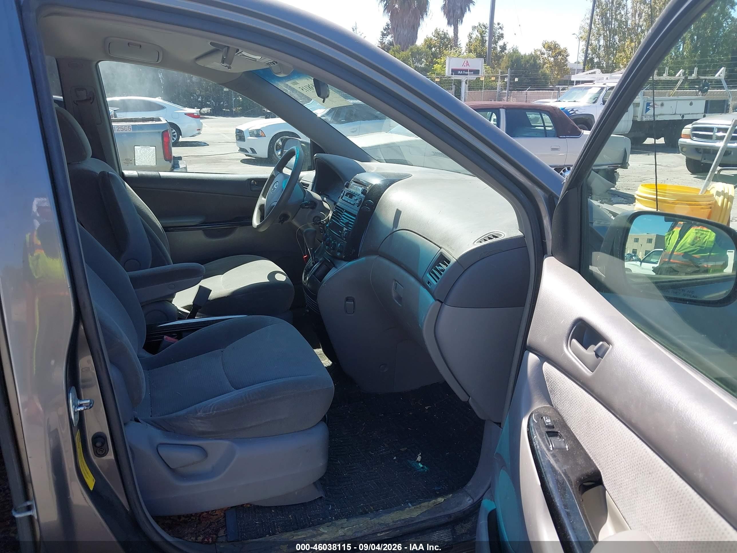 2004 Toyota Sienna Le Gray vin: 5TDZA23C54S007650