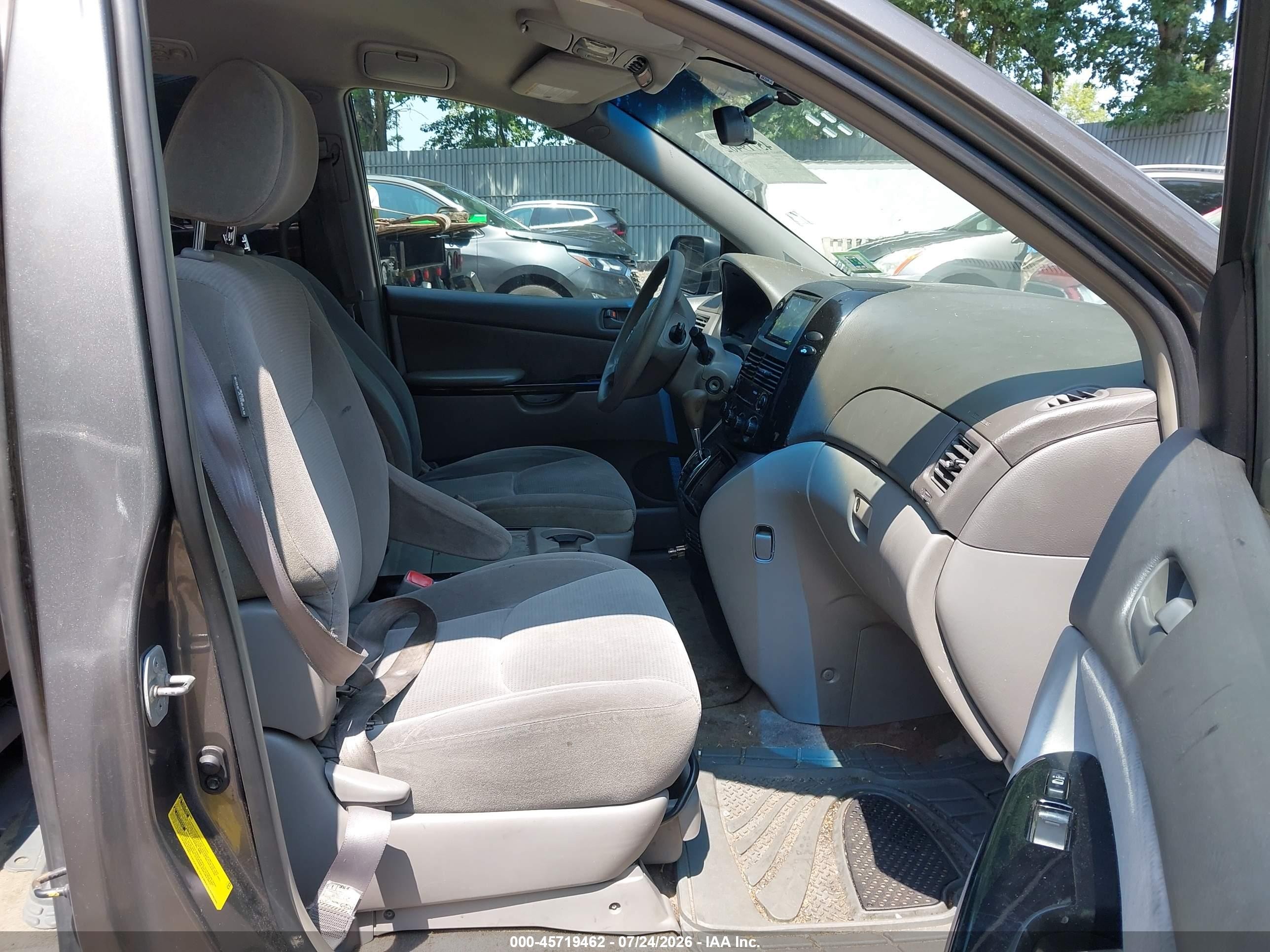 2005 Toyota Sienna Le Gray vin: 5TDZA23C55S257987
