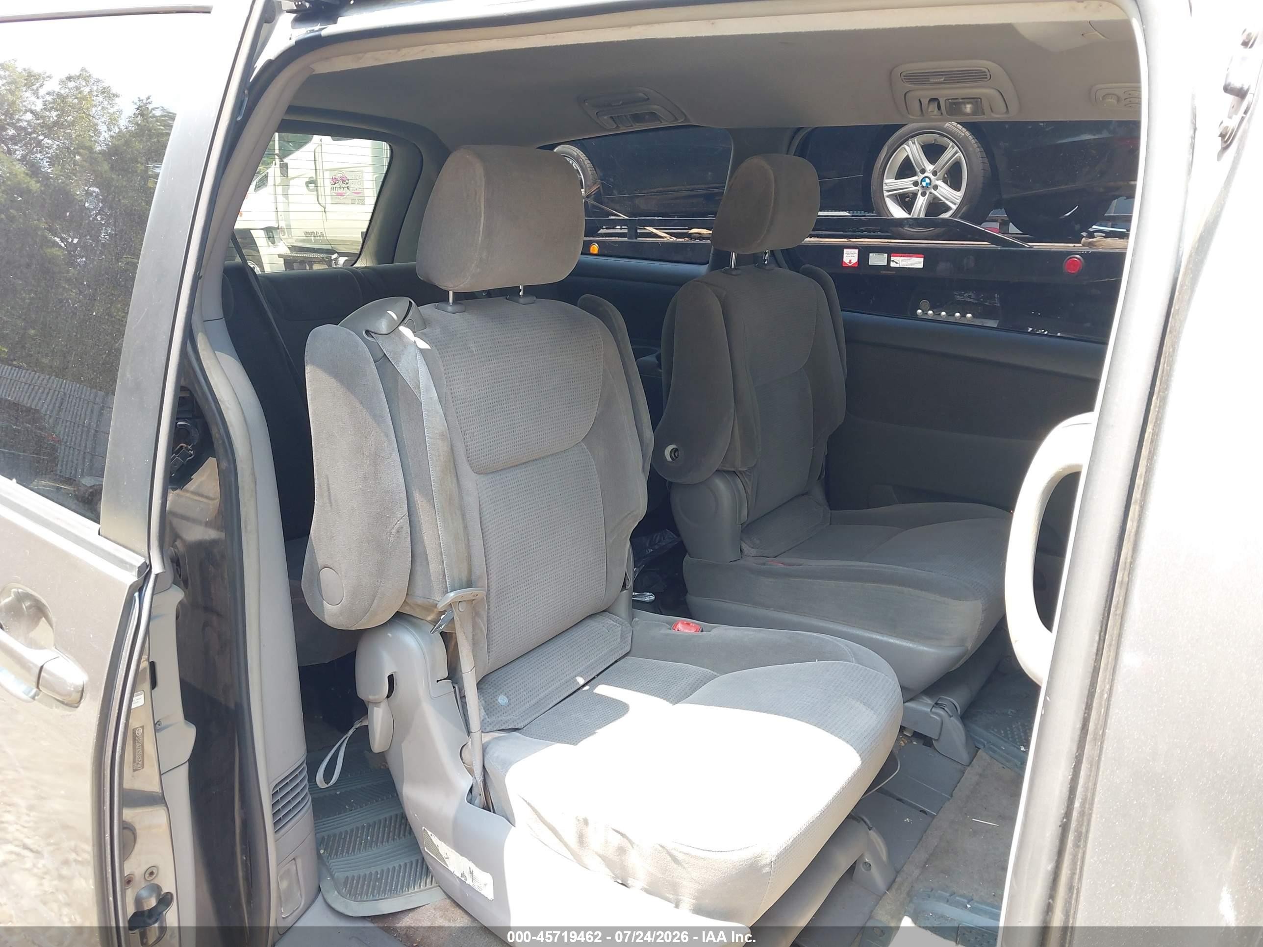 2005 Toyota Sienna Le Gray vin: 5TDZA23C55S257987