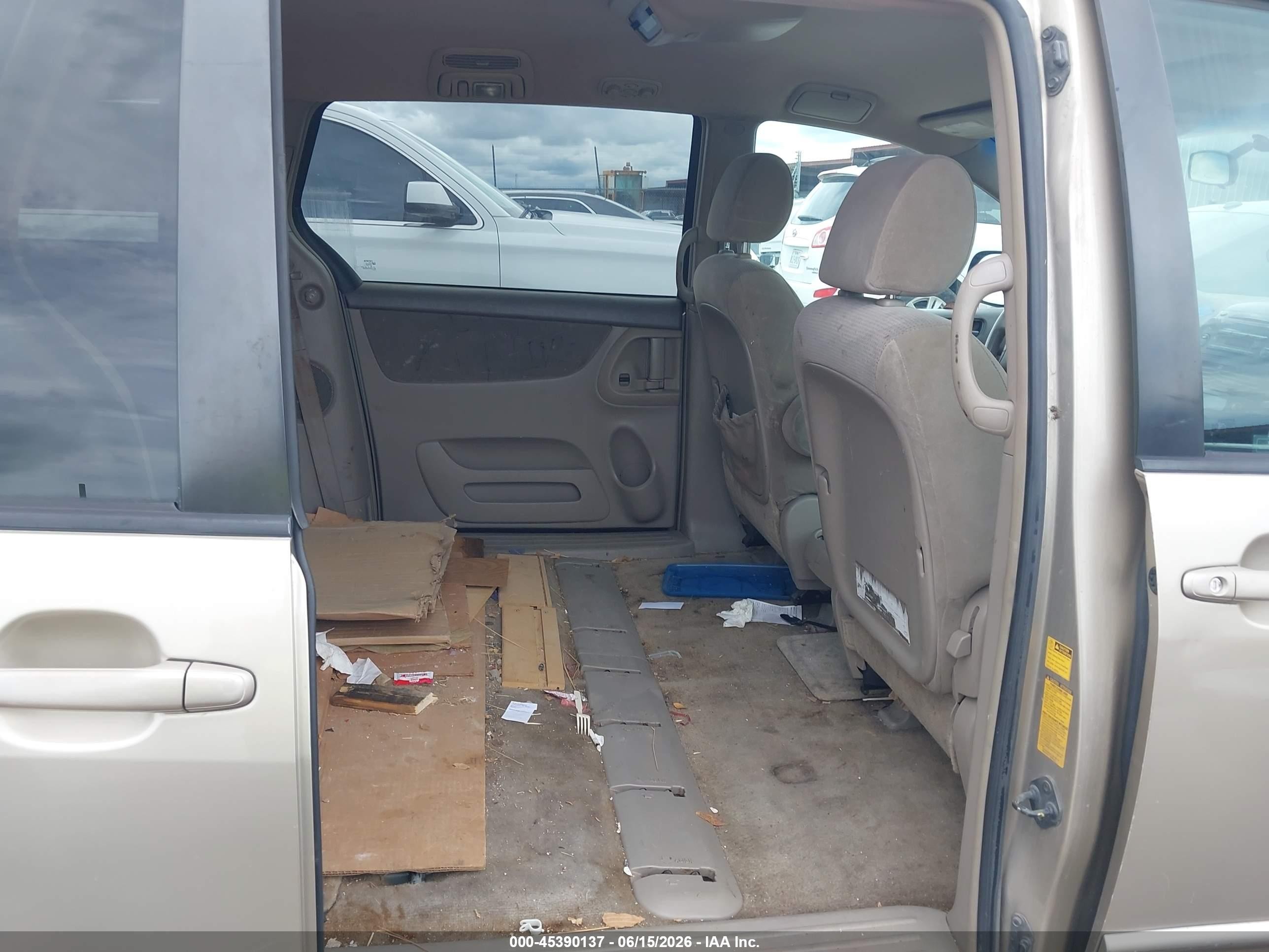 2005 Toyota Sienna Le Желто-коричневый vin: 5TDZA23C55S284347