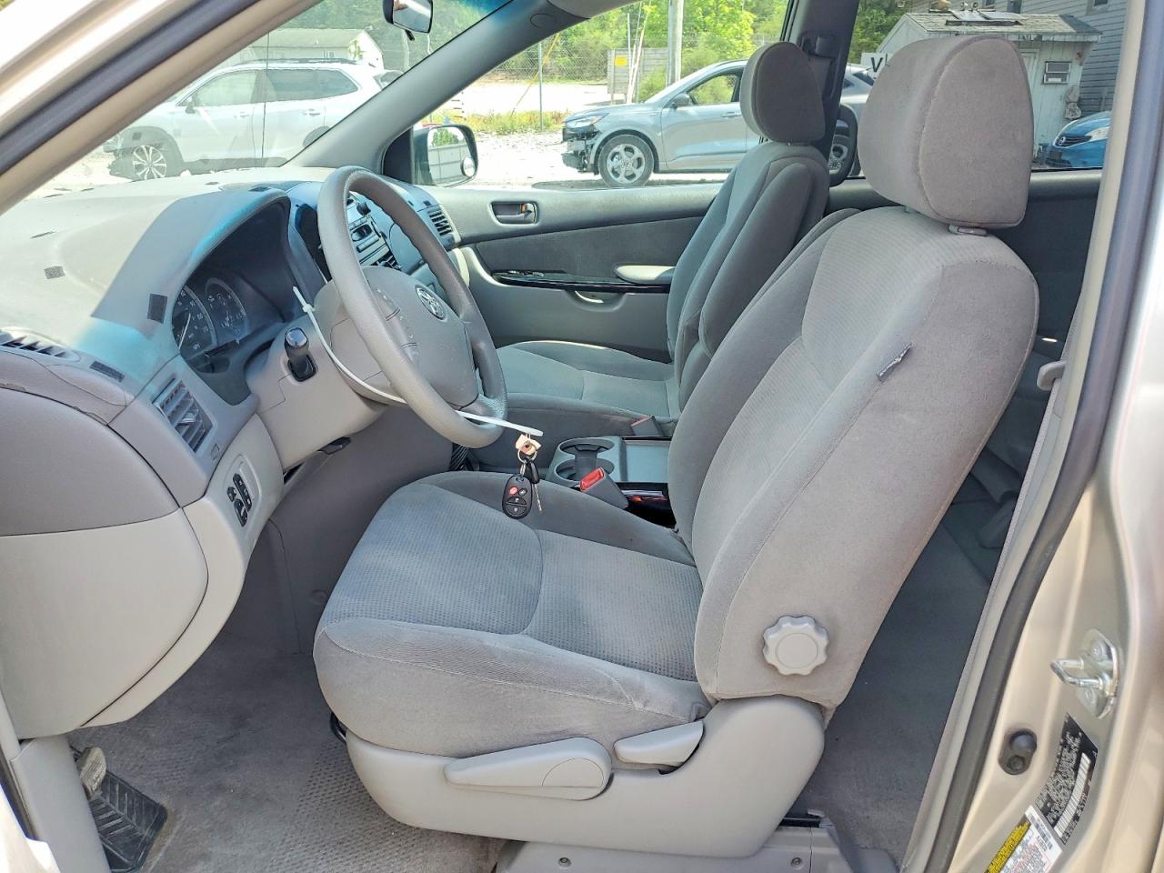 2005 Toyt Sienna Silver vin: 5TDZA23C55S293713