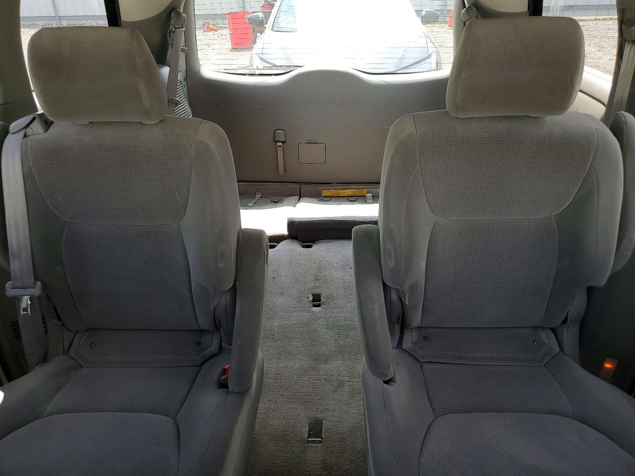 2005 Toyt Sienna Silver vin: 5TDZA23C55S293713