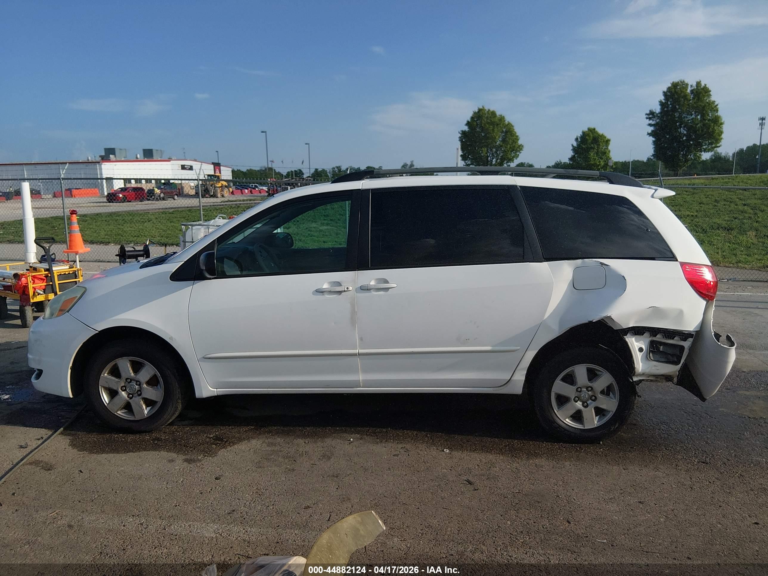 2004 Toyota Sienna Le White vin: 5TDZA23C64S060096