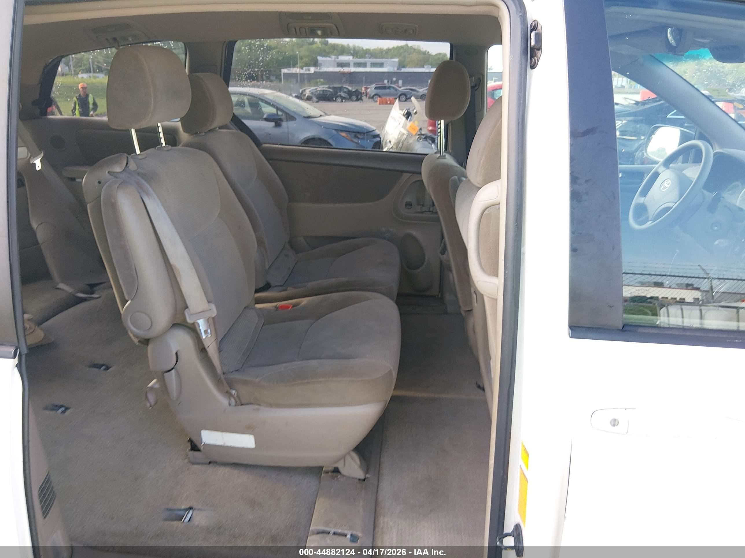 2004 Toyota Sienna Le White vin: 5TDZA23C64S060096