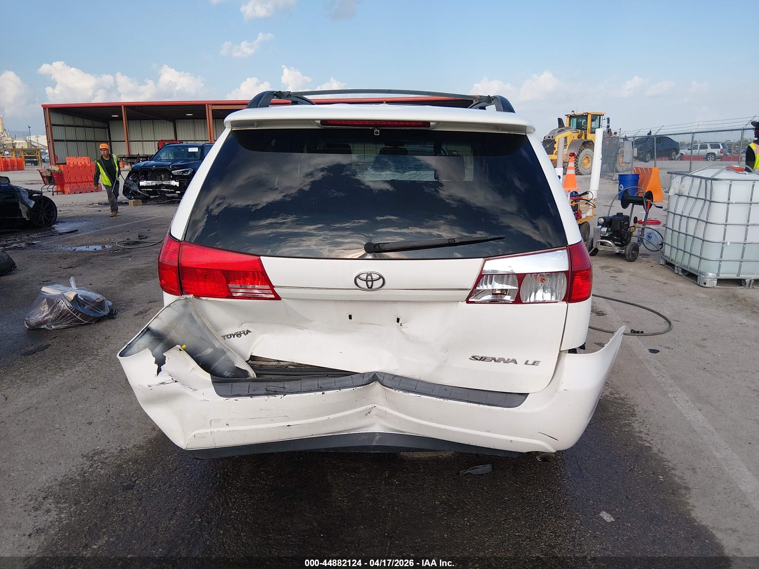 2004 Toyota Sienna Le White vin: 5TDZA23C64S060096