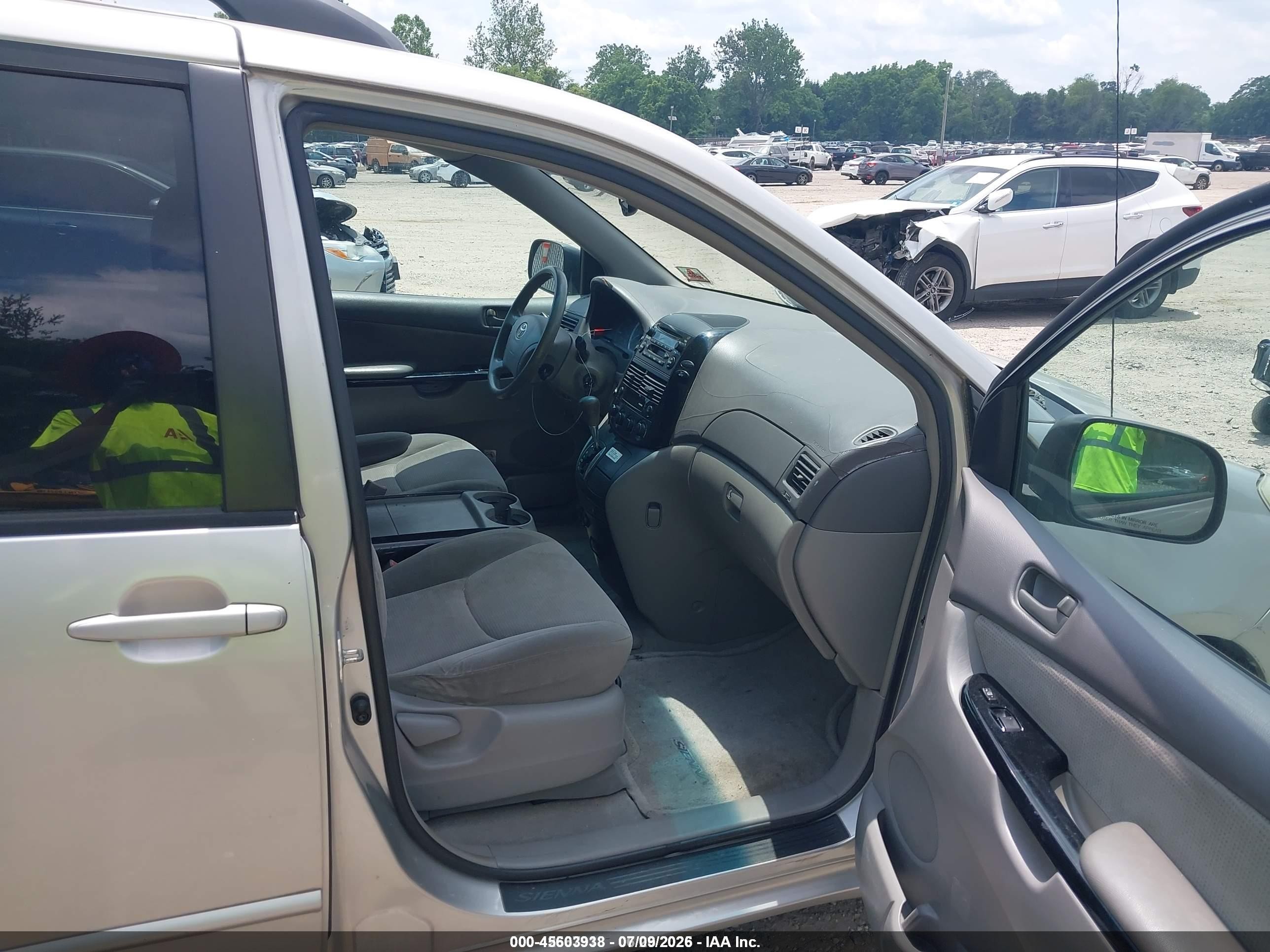 2004 Toyota Sienna Le Champagne vin: 5TDZA23C64S085032