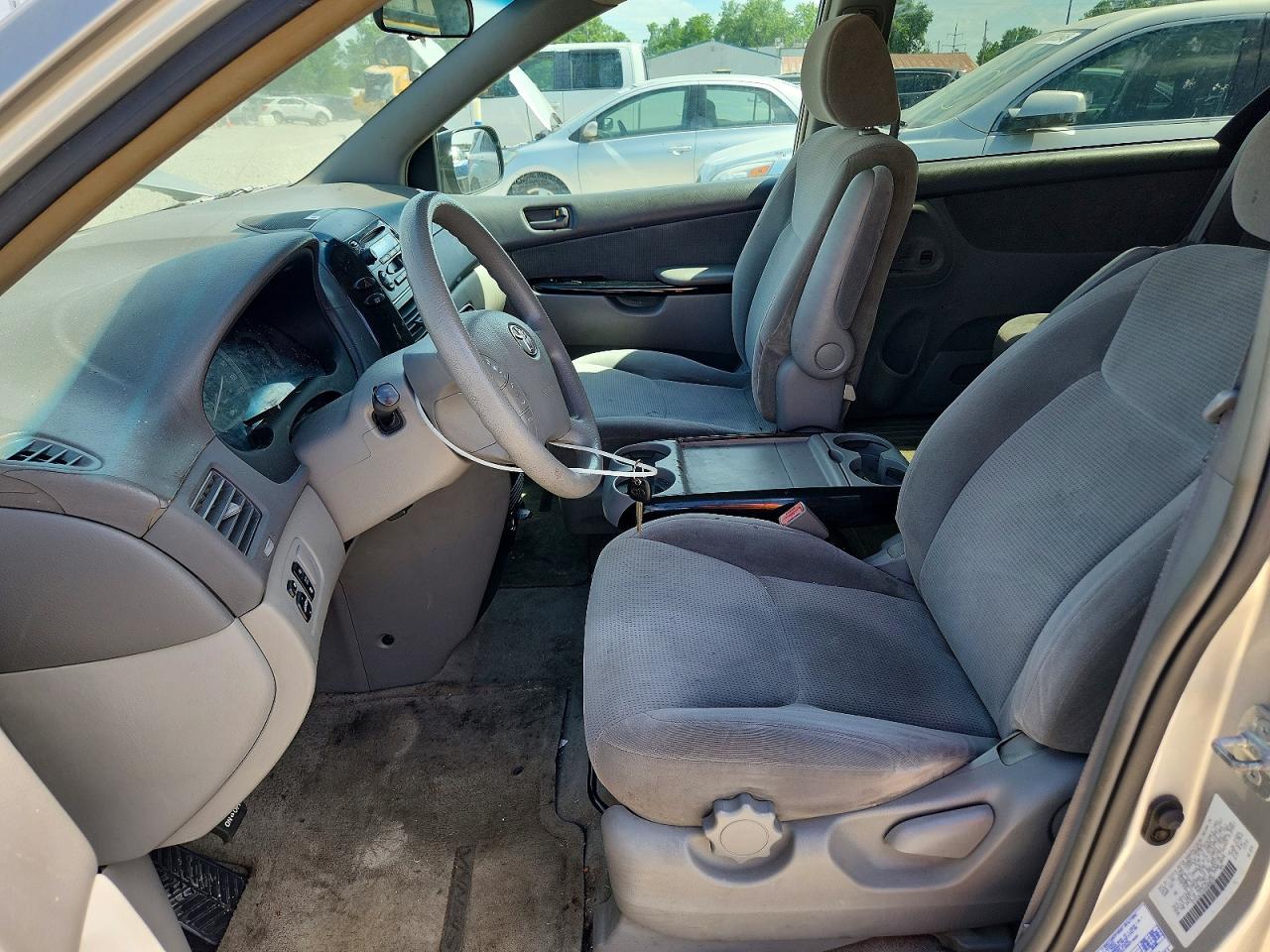 2004 Toyota Sienna Le 7 Passenger Серебряный vin: 5TDZA23C64S086391