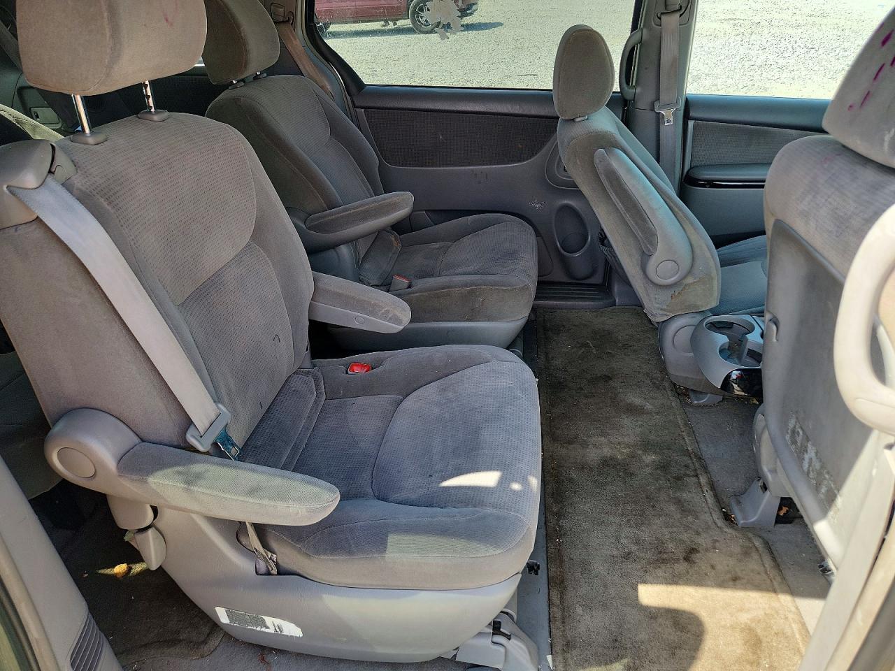 2004 Toyota Sienna Le 7 Passenger Серебряный vin: 5TDZA23C64S086391