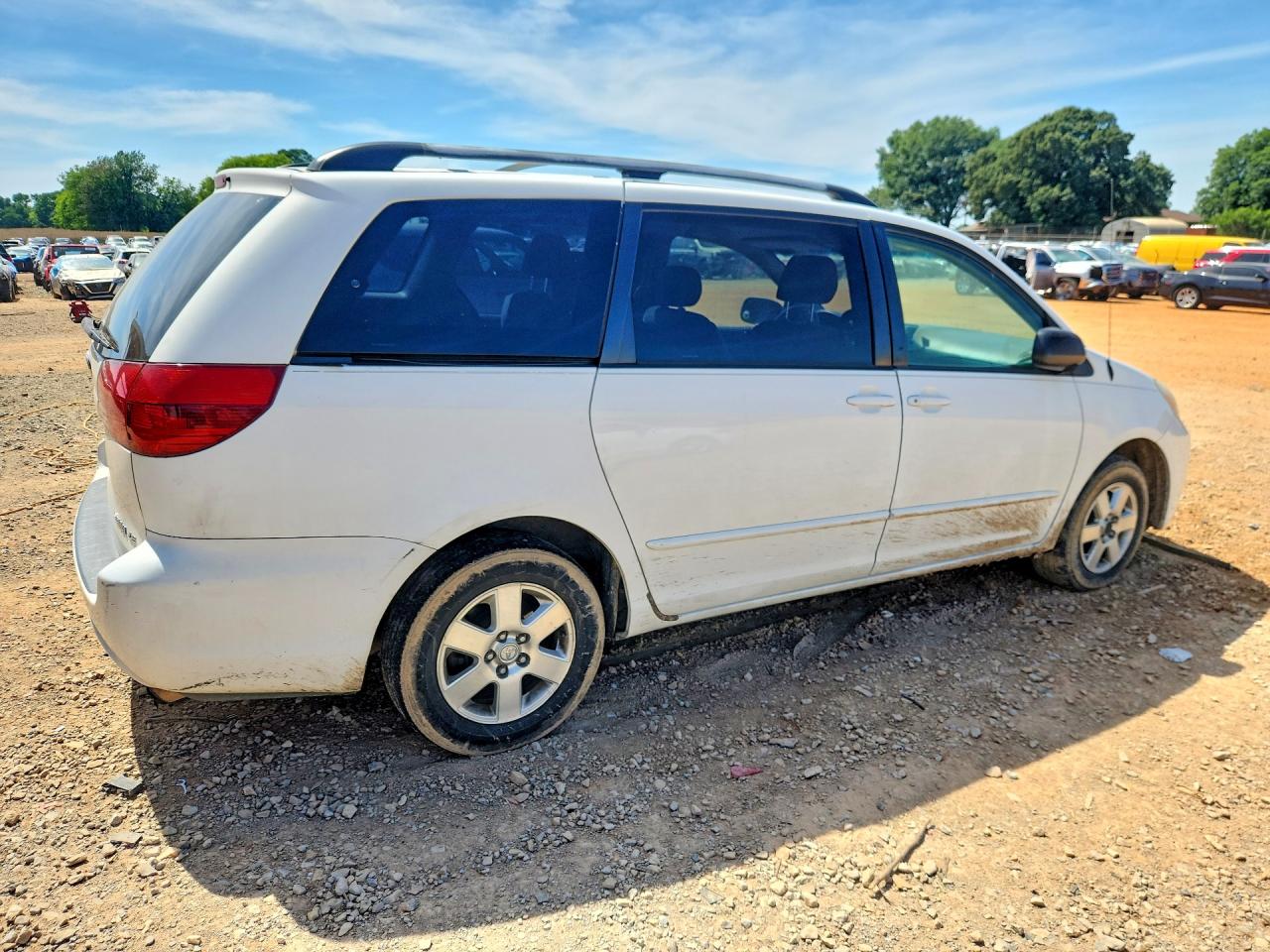 2004 Toyota Sienna Le 7 Passenger Белый vin: 5TDZA23C64S127540