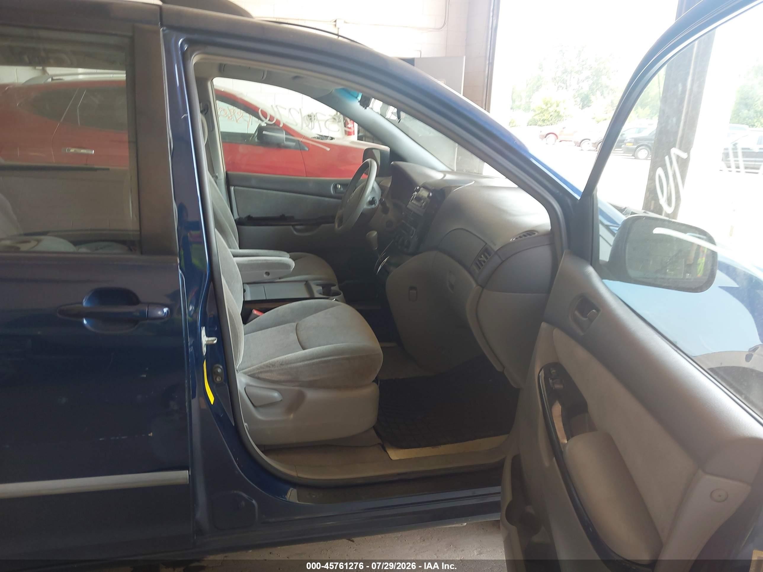 2004 Toyota Sienna Ce Blue vin: 5TDZA23C64S130146
