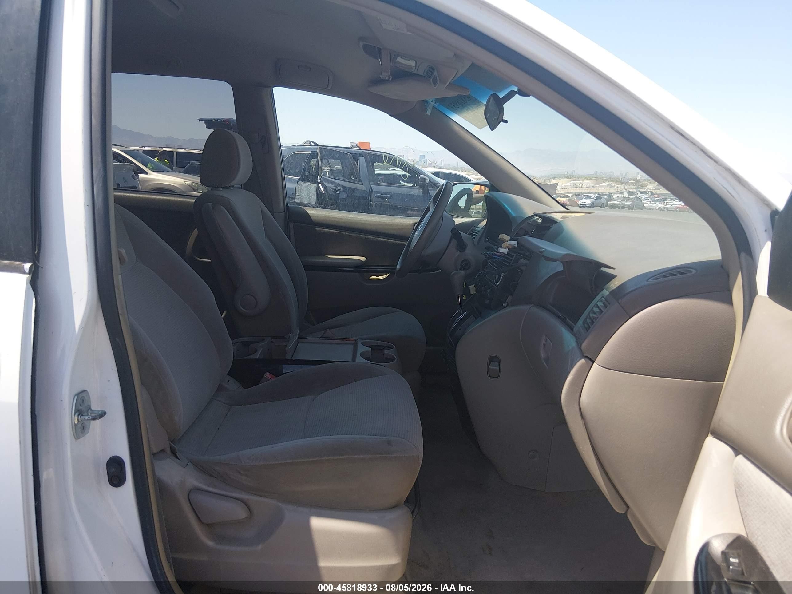 2004 Toyota Sienna Le White vin: 5TDZA23C64S149554