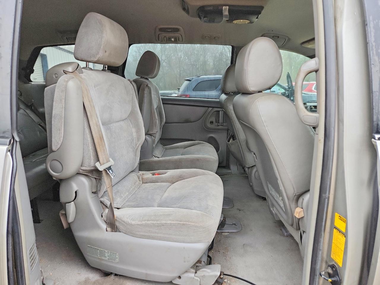2004 Toyota Sienna Le 8 Passenger Silver vin: 5TDZA23C64S188564