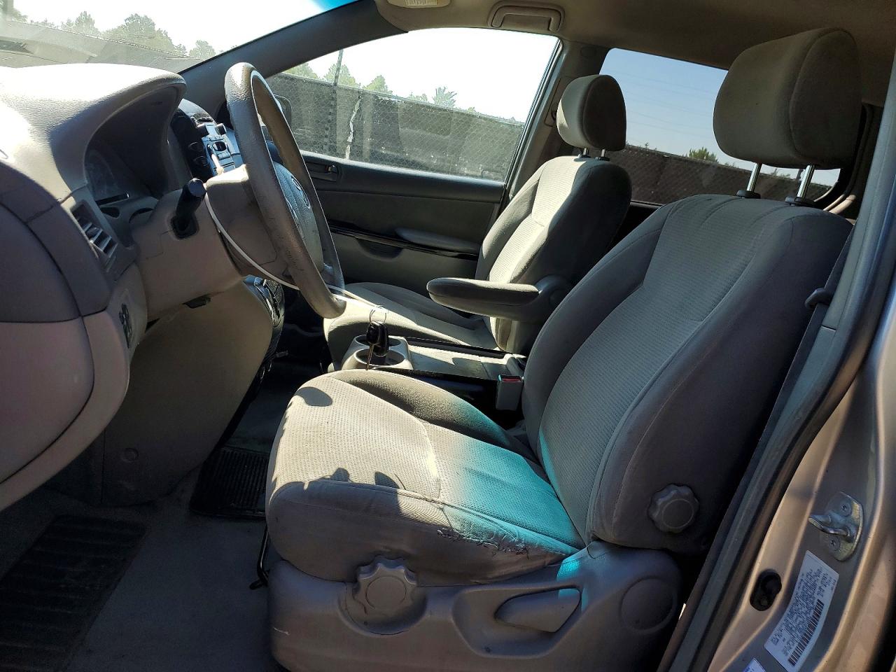 2004 Toyota Sienna Le 7 Passenger Серый vin: 5TDZA23C64S194834