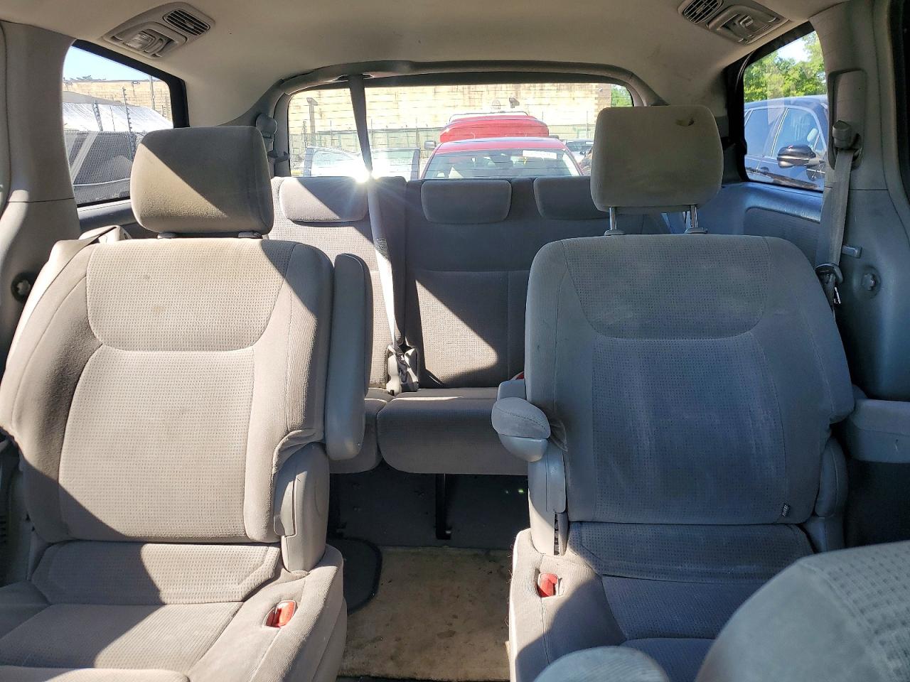 2004 Toyota Sienna Le 7 Passenger Серый vin: 5TDZA23C64S194834