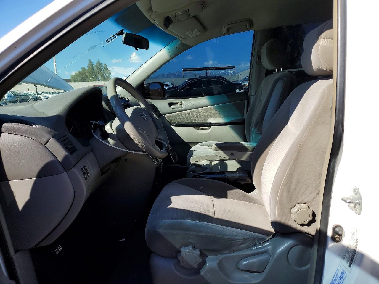 2004 Toyota Sienna Le 7 Passenger Белый vin: 5TDZA23C64S208246