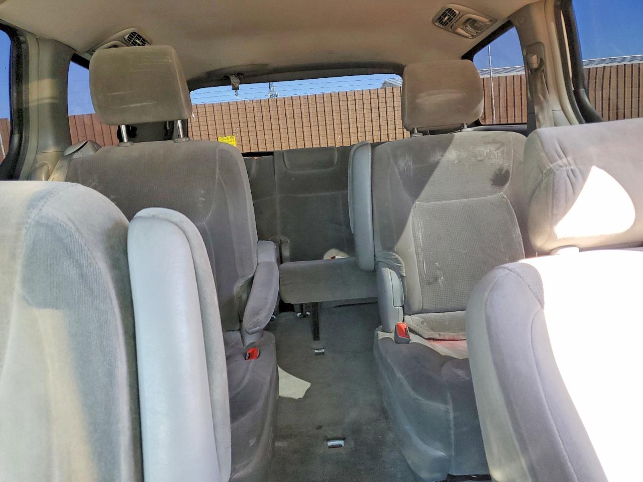 2004 Toyota Sienna Le 7 Passenger Белый vin: 5TDZA23C64S208246