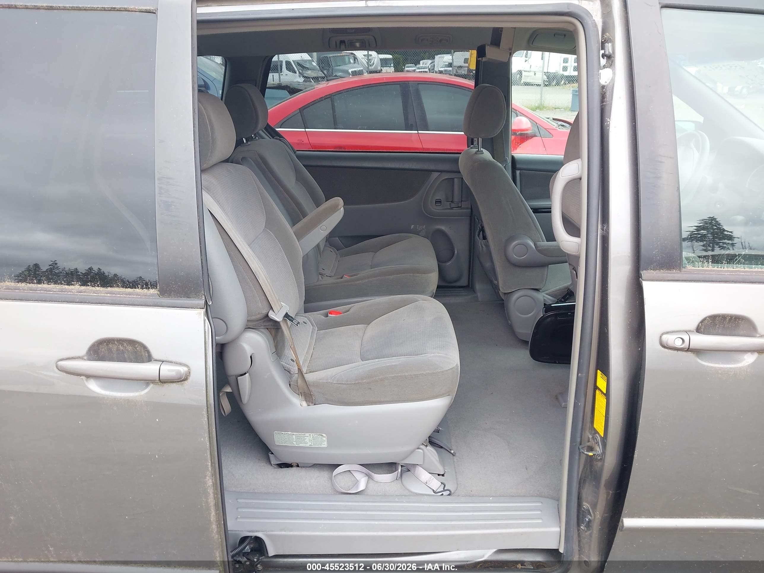 2004 Toyota Sienna Le Gray vin: 5TDZA23C64S214211