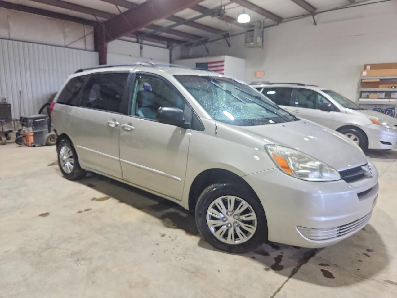 2004 Toyota Sienna Ce 7 Passenger Silver vin: 5TDZA23C64S219117