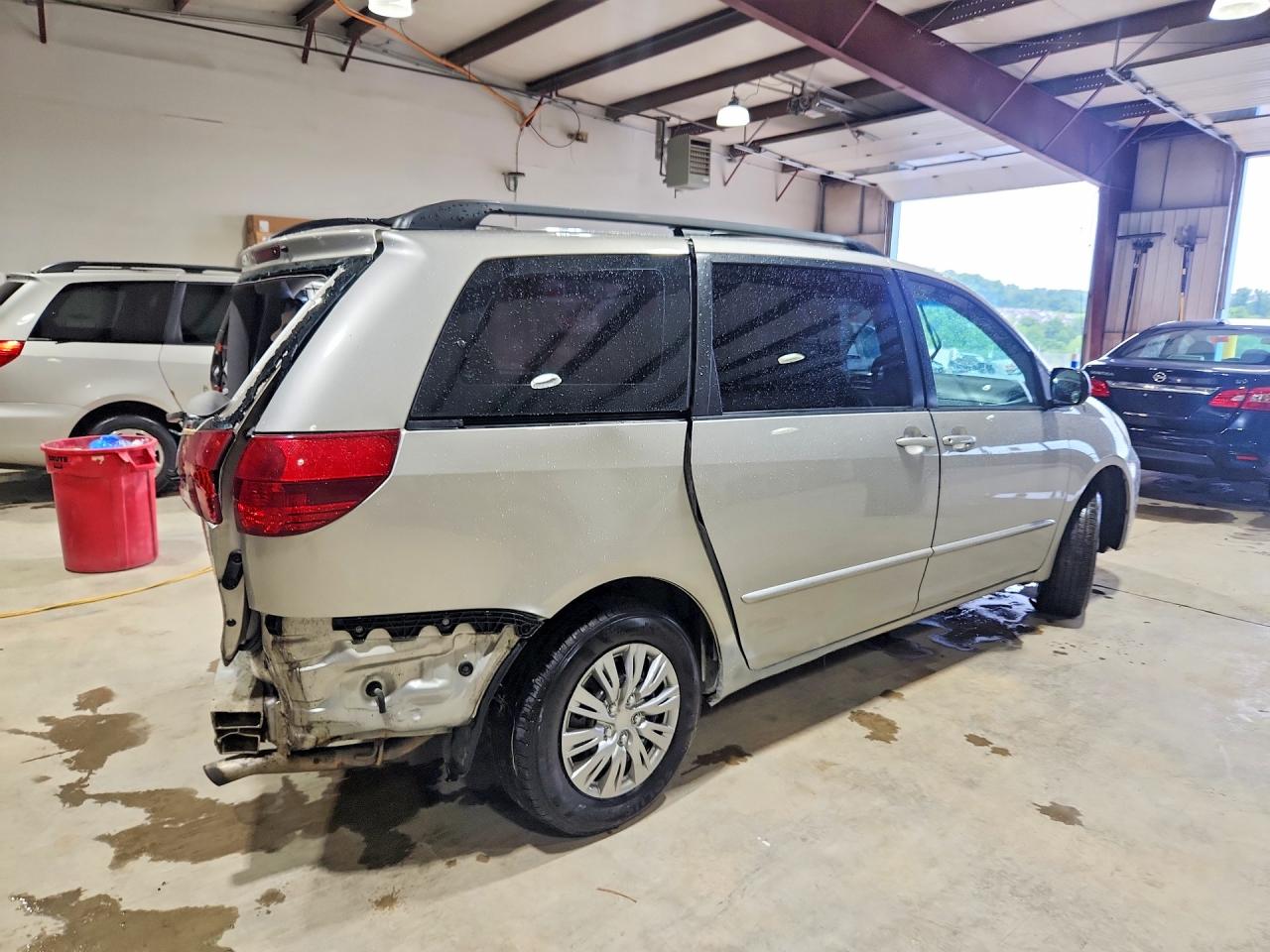2004 Toyota Sienna Ce 7 Passenger Silver vin: 5TDZA23C64S219117