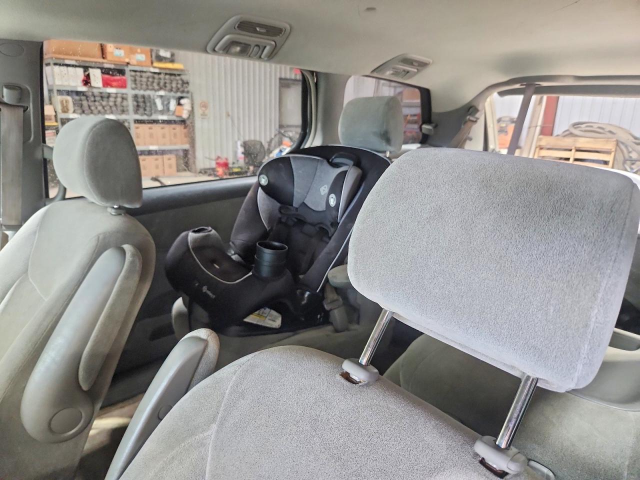 2004 Toyota Sienna Ce 7 Passenger Silver vin: 5TDZA23C64S219117